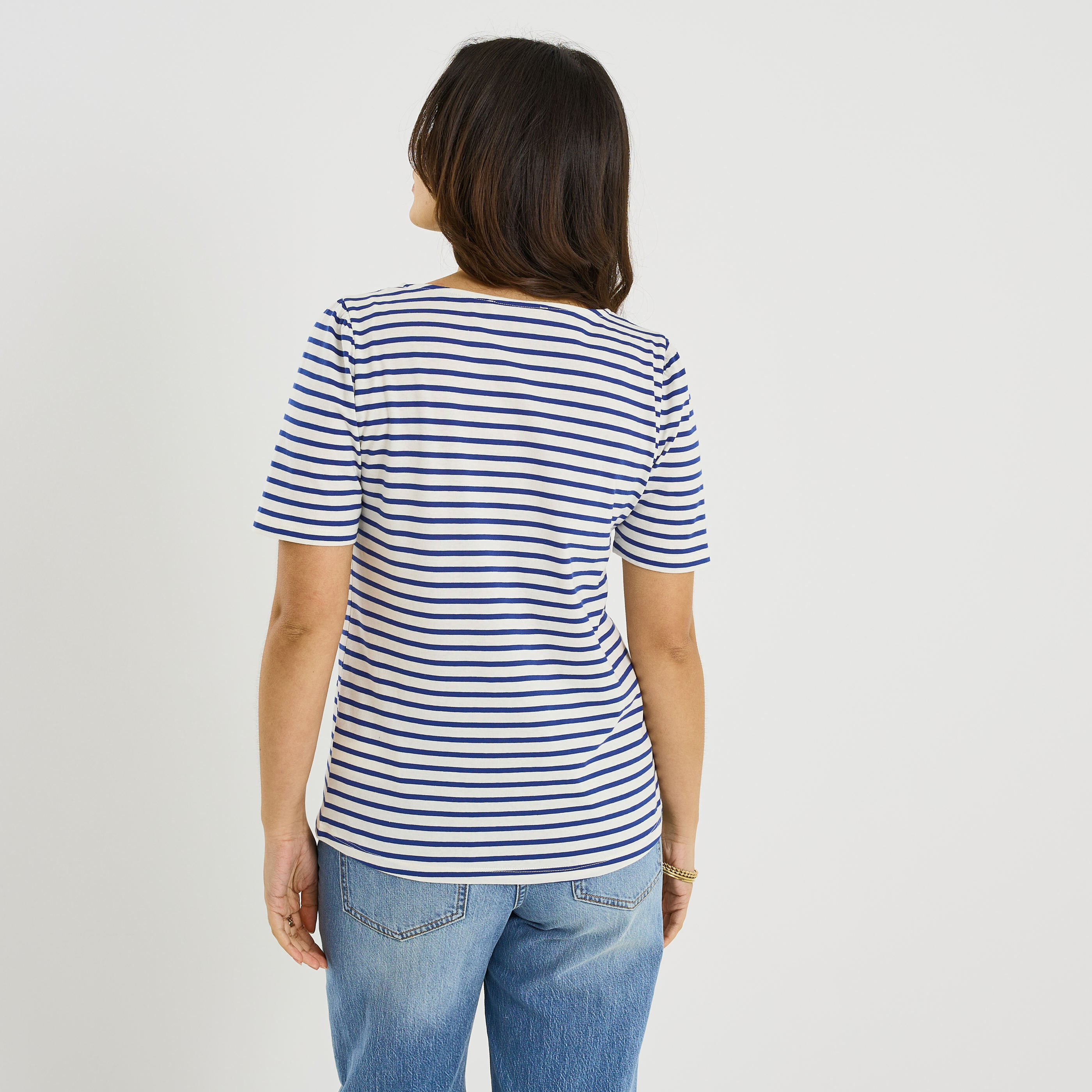 T-shirt ray&eacute; col V avec broderie femme