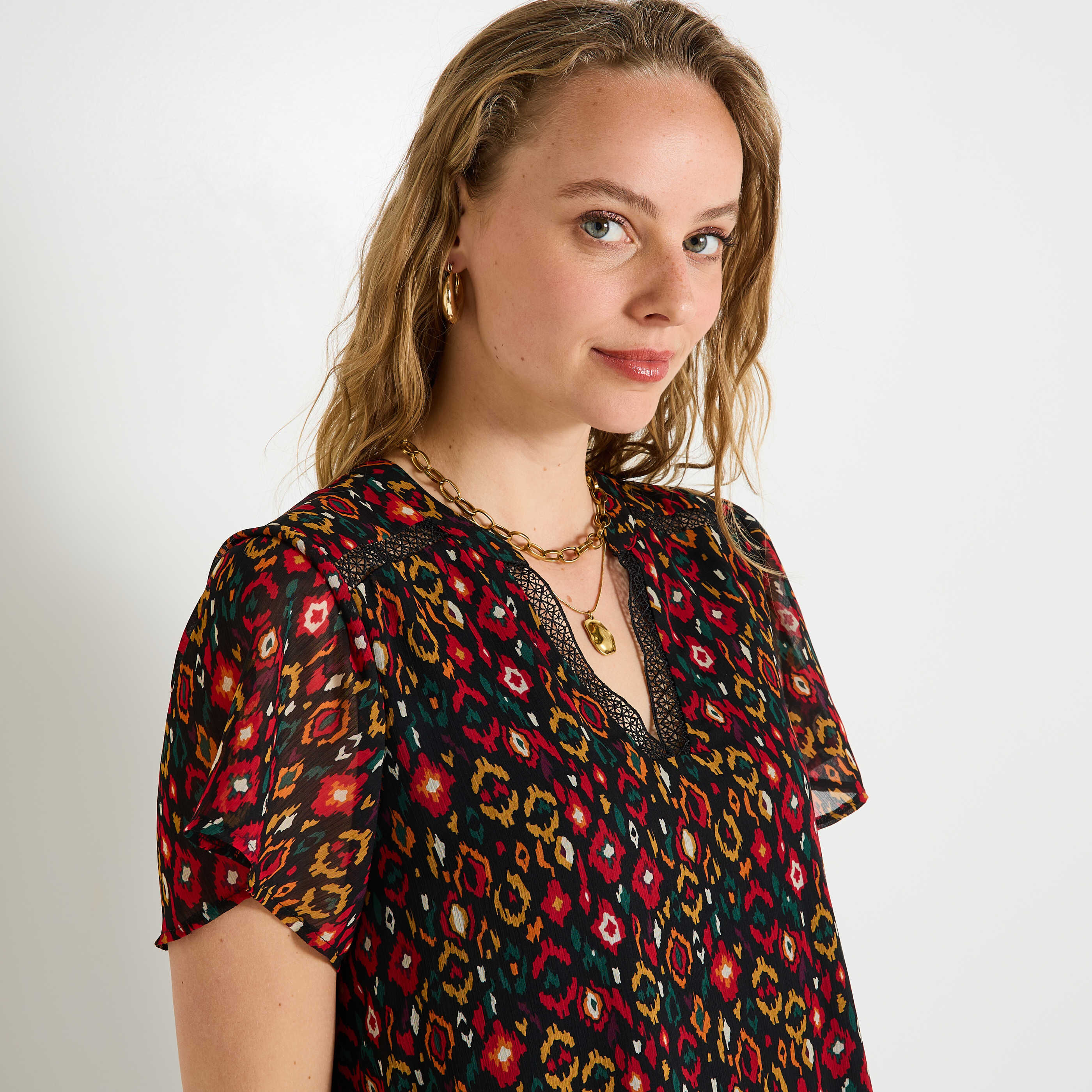 Robe longueur genou imprim&eacute;e col V