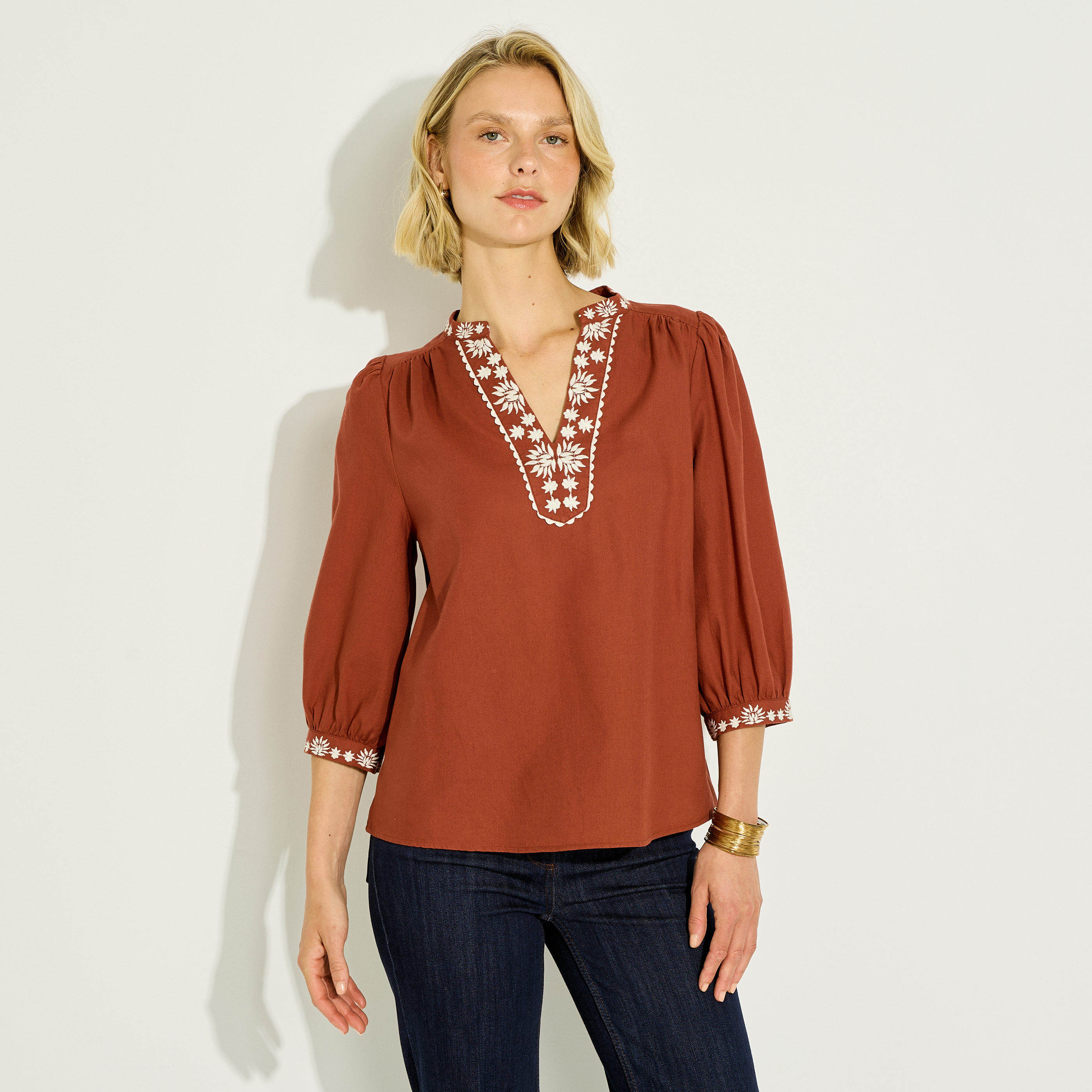 Blouse &agrave; broderies florales femme