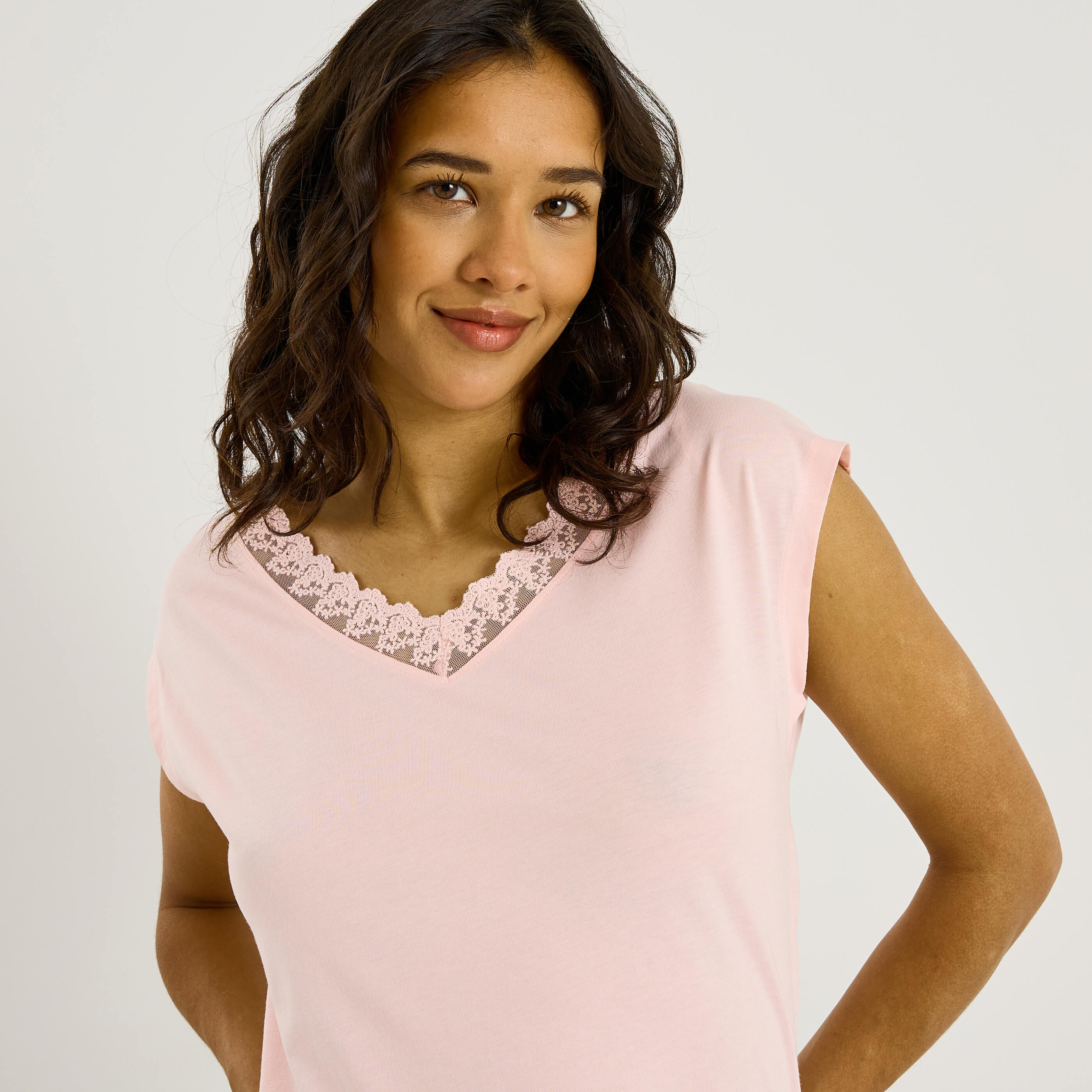 T-shirt uni col V ajour&eacute; femme