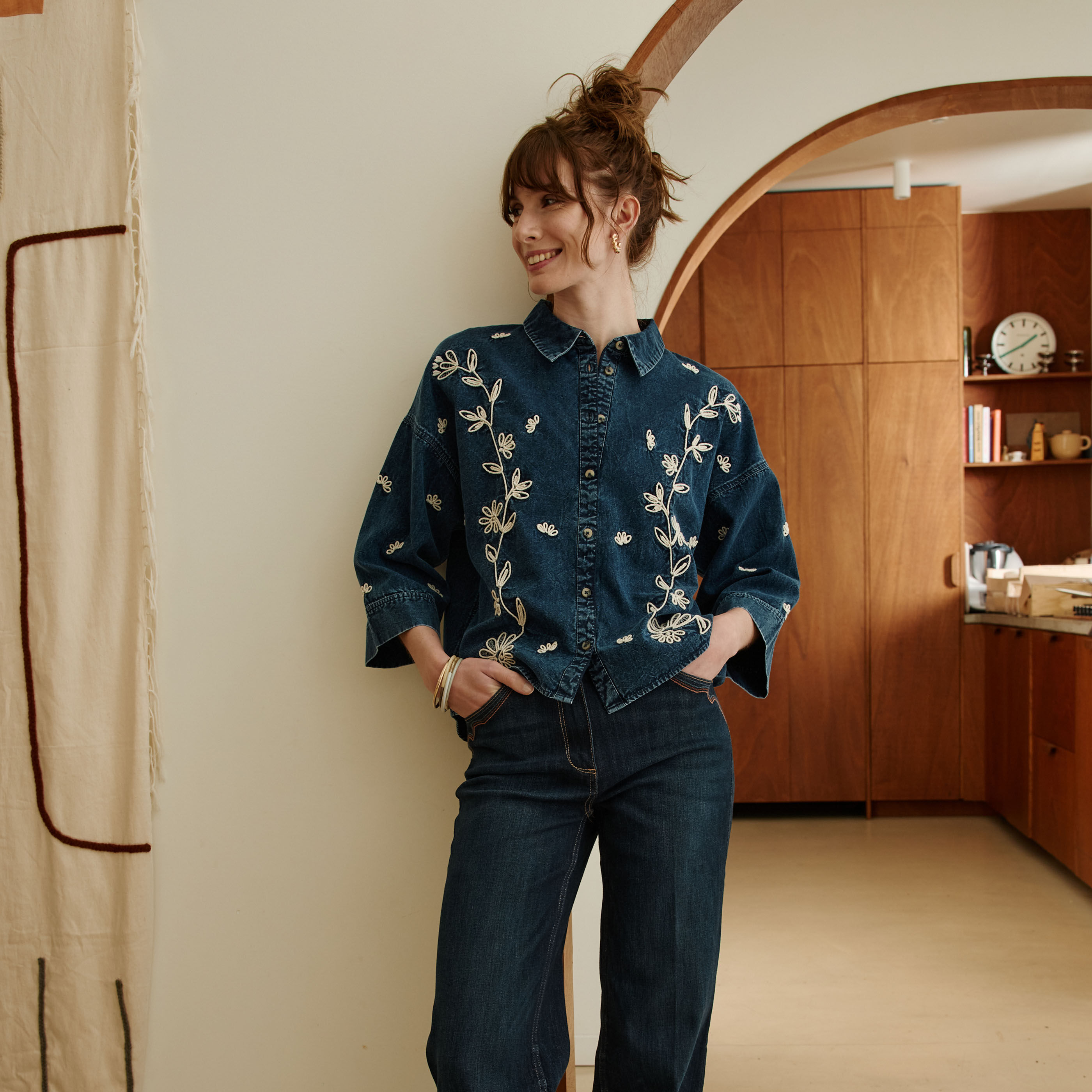 Chemise denim broderies florales femme