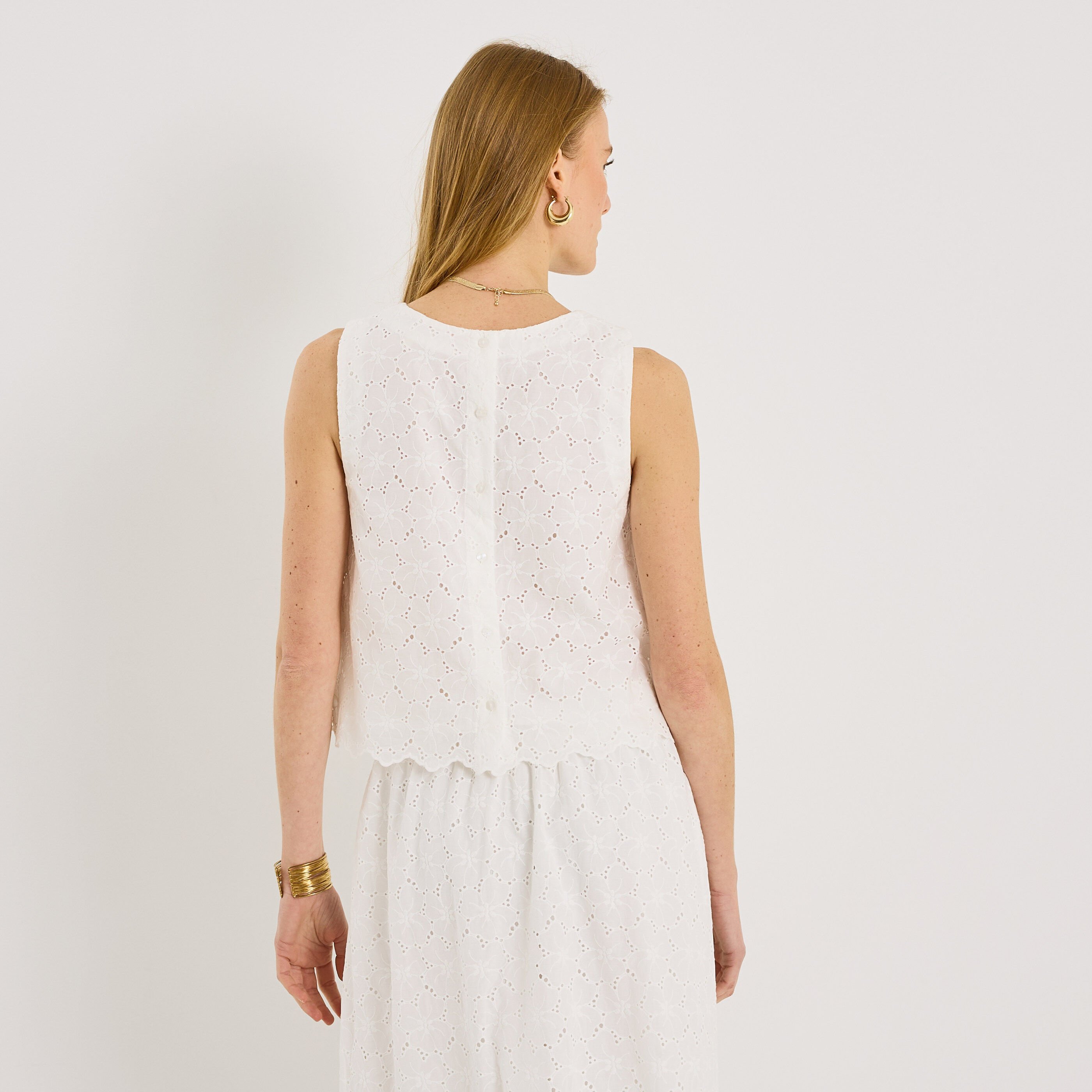 Top brod&eacute; sans manches femme