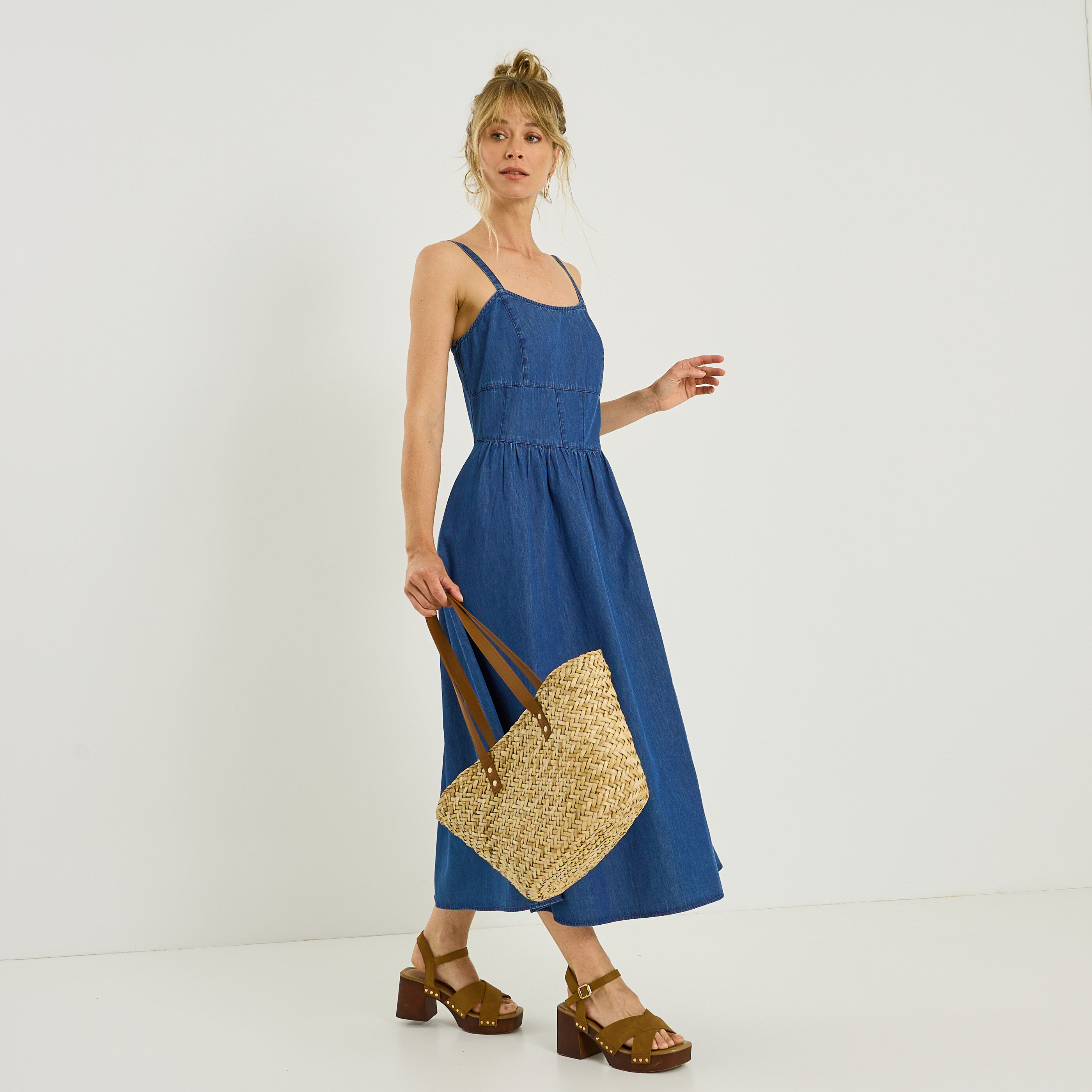 Robe longue en jean &agrave; bretelles fines