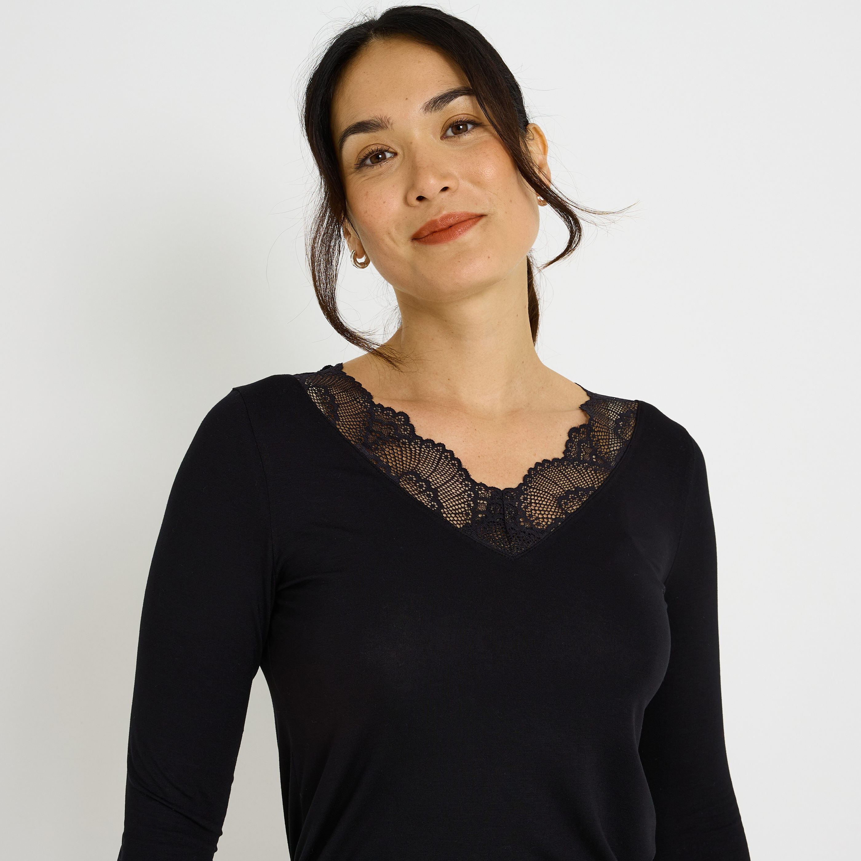 T-shirt col V &agrave; d&eacute;tails ajour&eacute;s femme