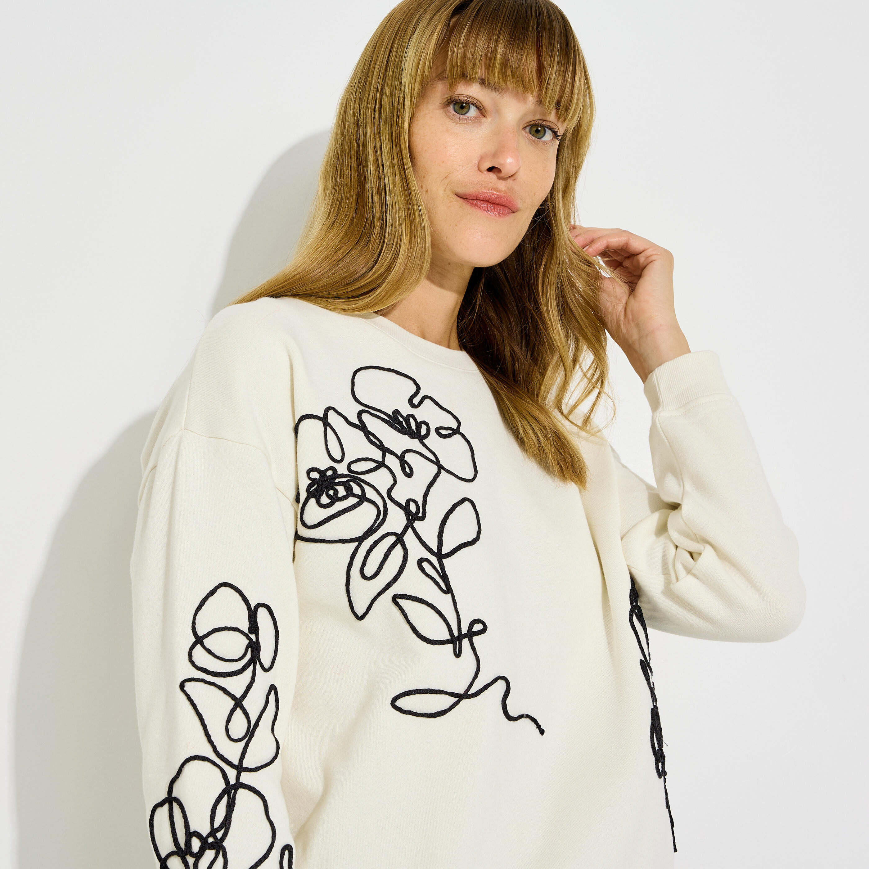 Sweat brod&eacute; motifs fleurs femme