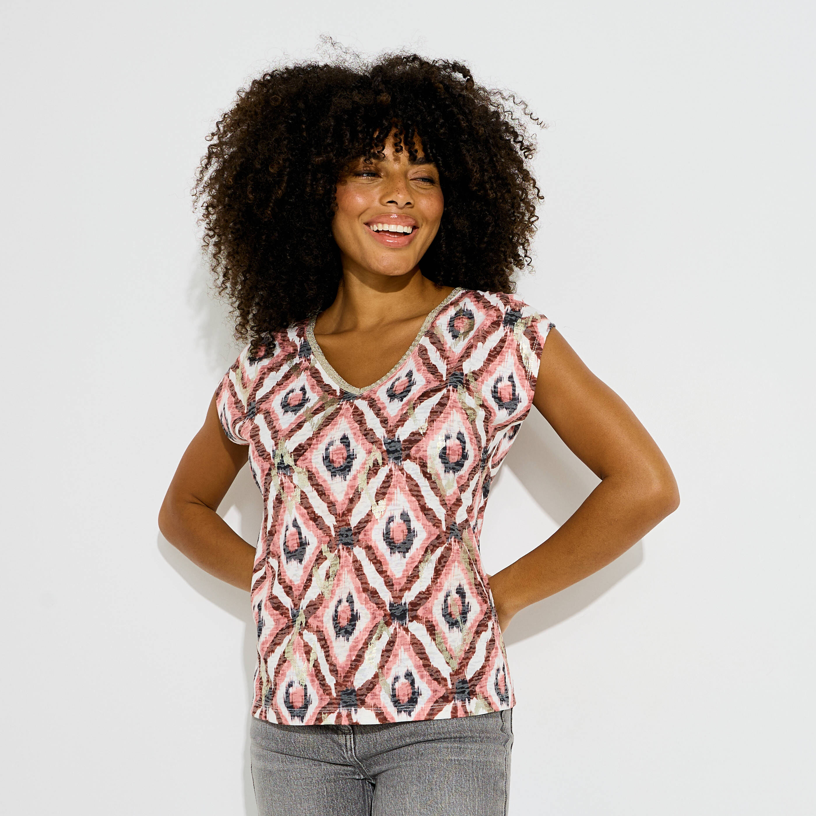 T-shirt col V imprim&eacute; g&eacute;om&eacute;trique femme