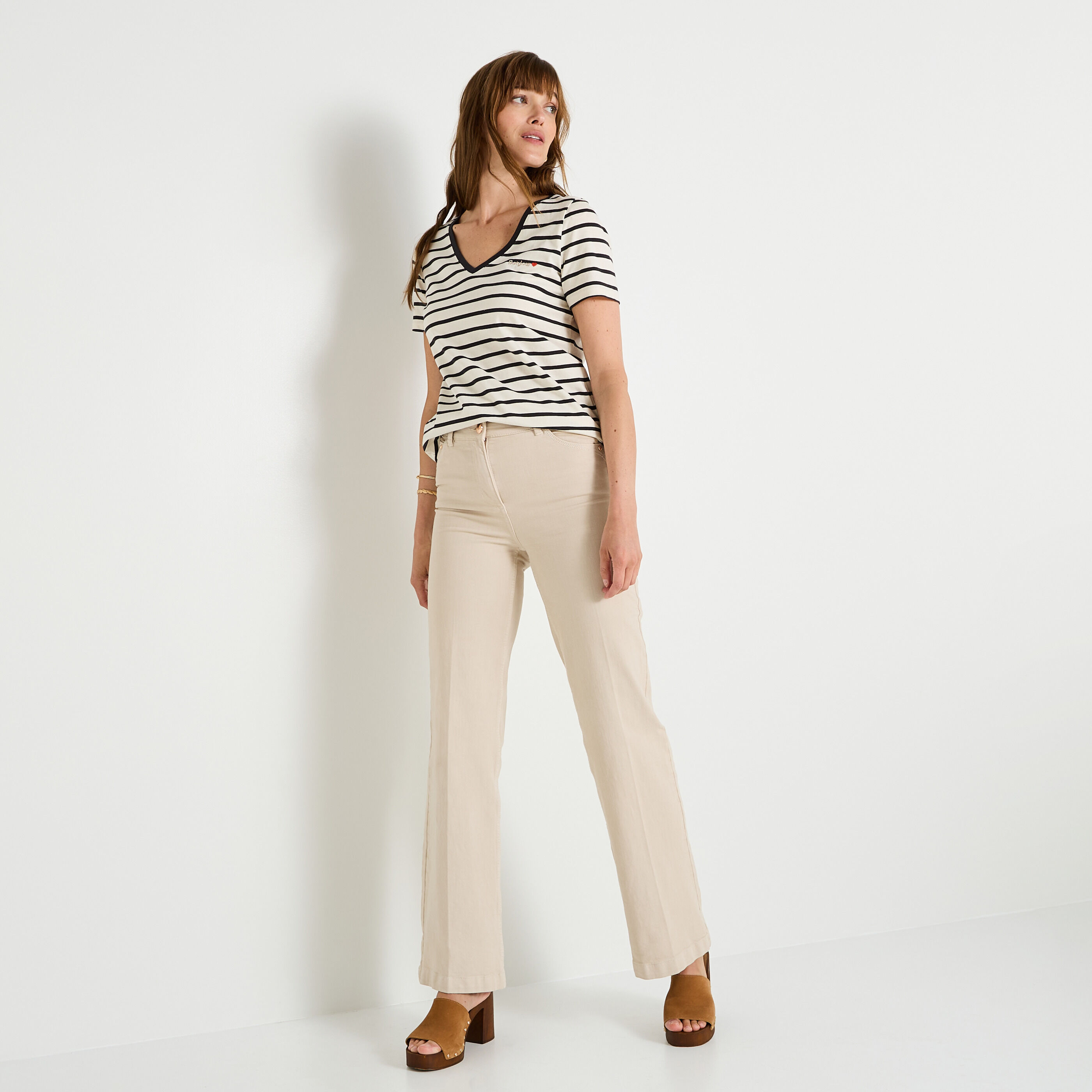 T-shirt ray&eacute; col V femme