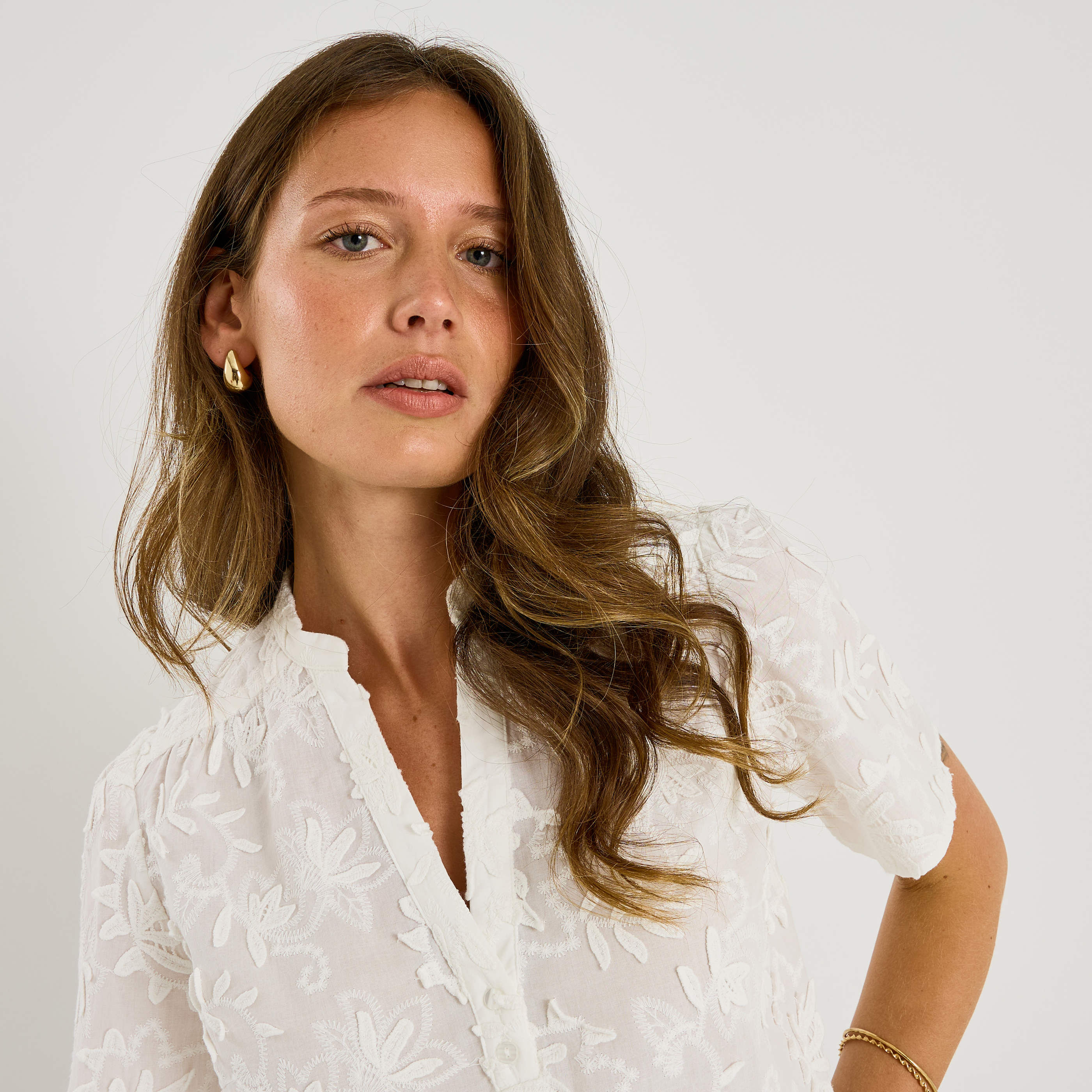 Blouse brod&eacute;e manches courtes femme