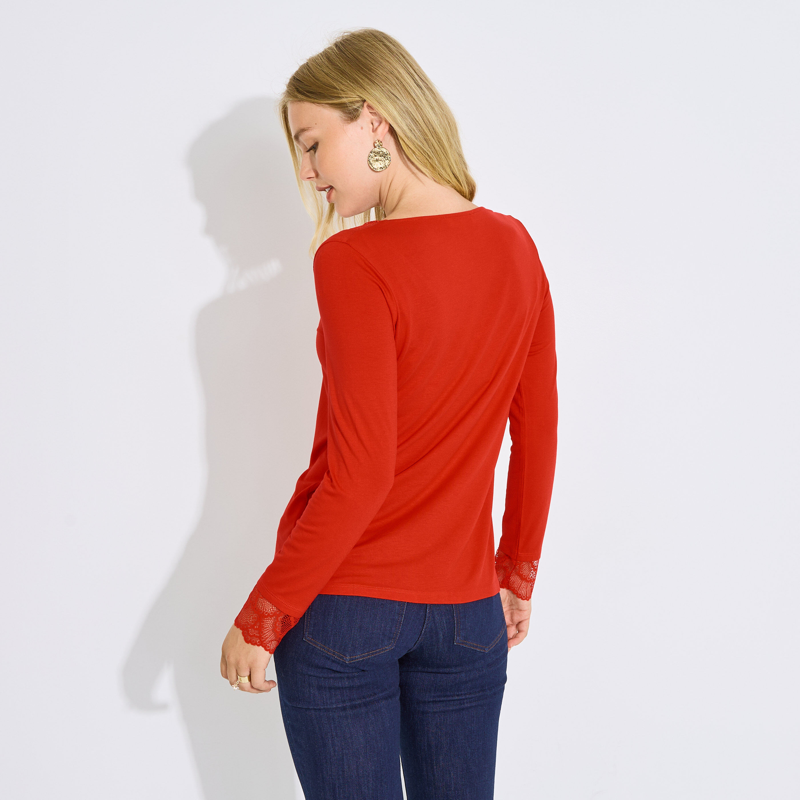T-shirt col V ajour&eacute; femme