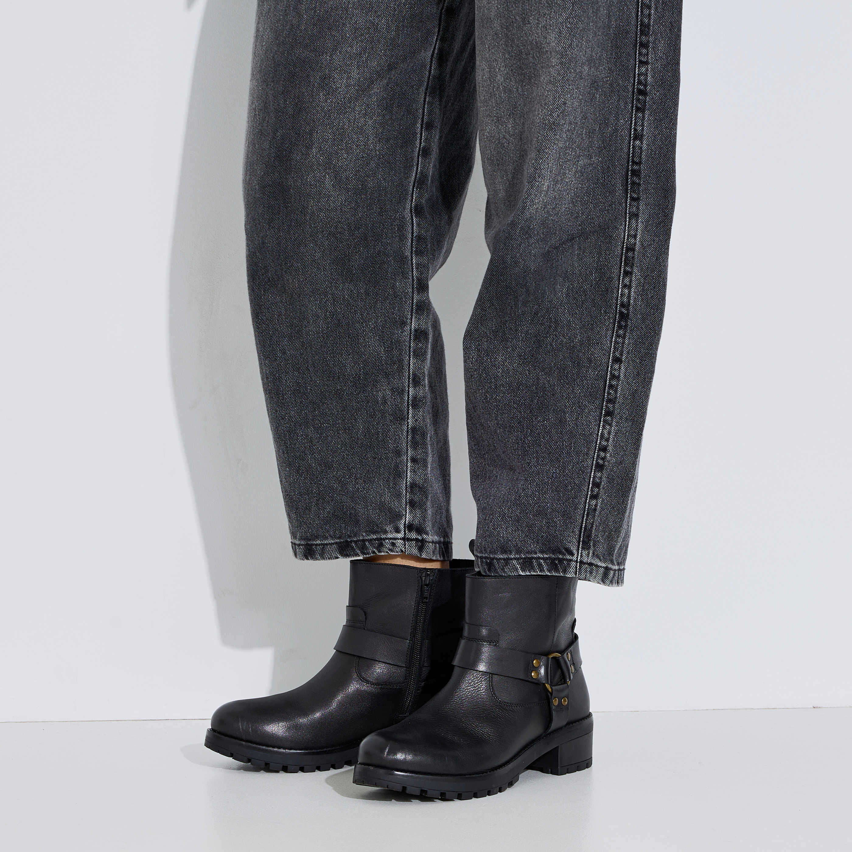 Bottines zipp&eacute;es &agrave; boucle femme