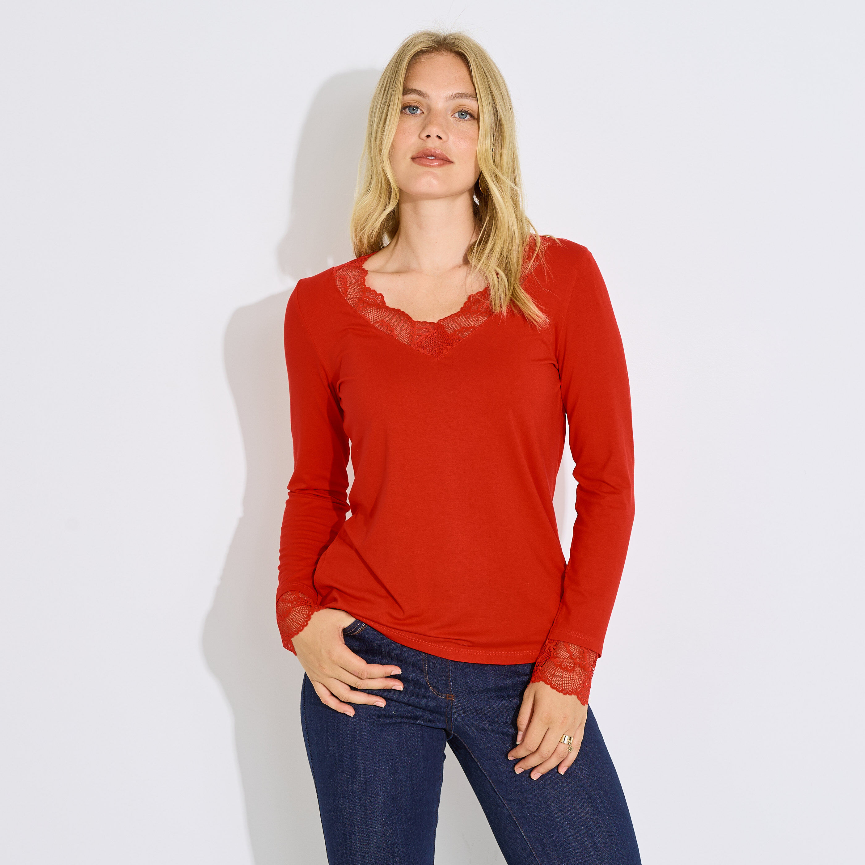 T-shirt col V ajour&eacute; femme