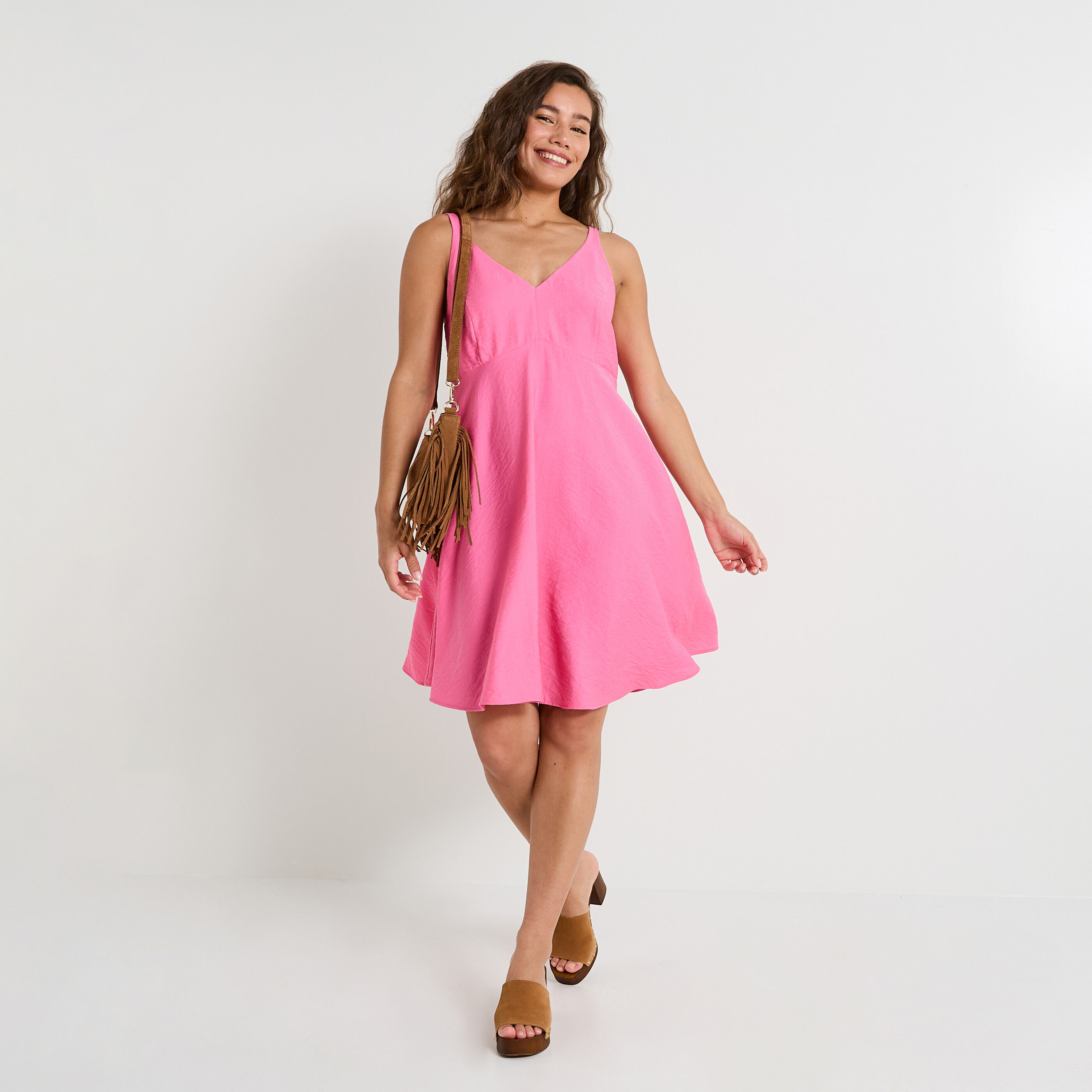 Robe courte col V &agrave; bretelles