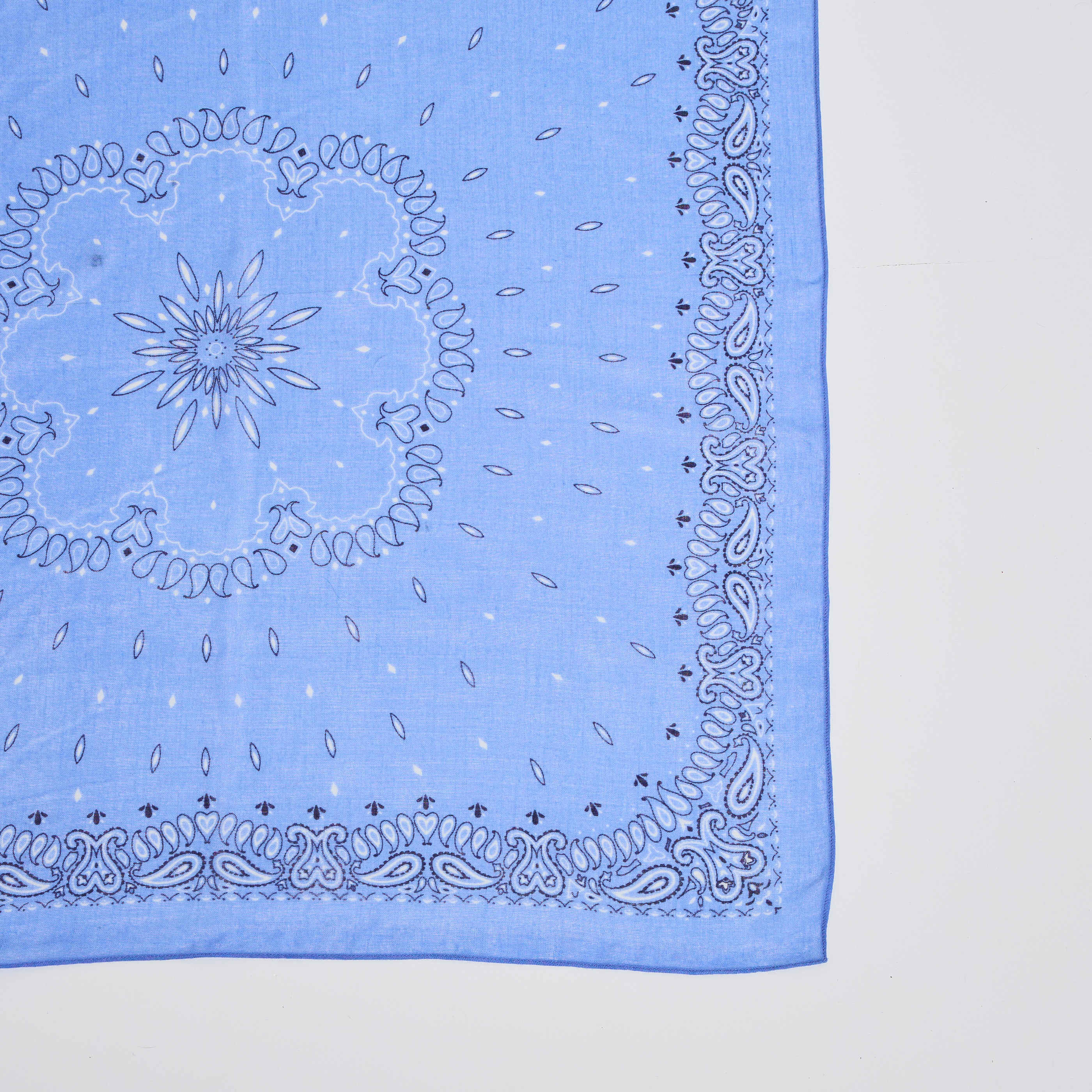 Foulard carr&eacute; laine motifs bandana femme