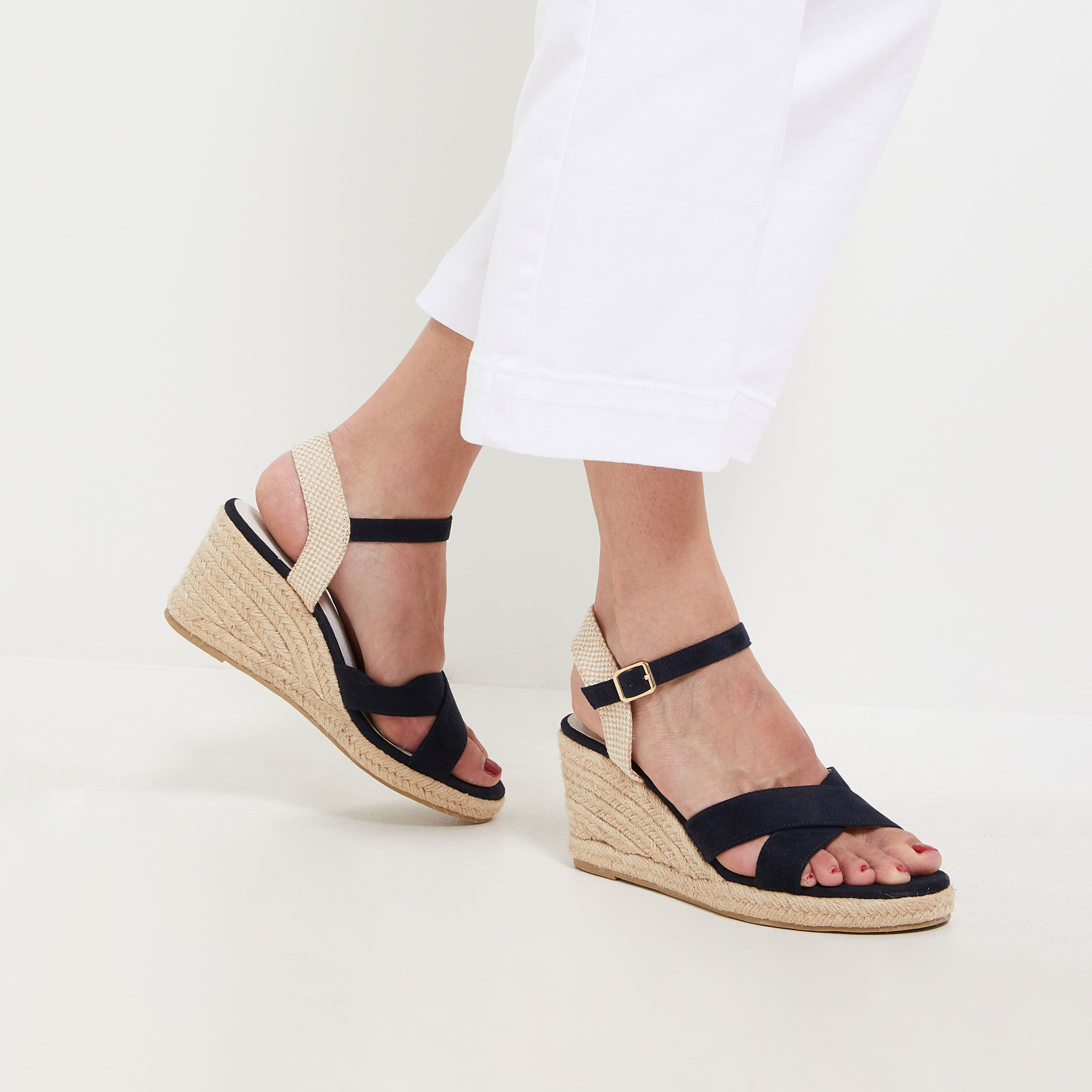 Chaussures sales compensées ouvertes