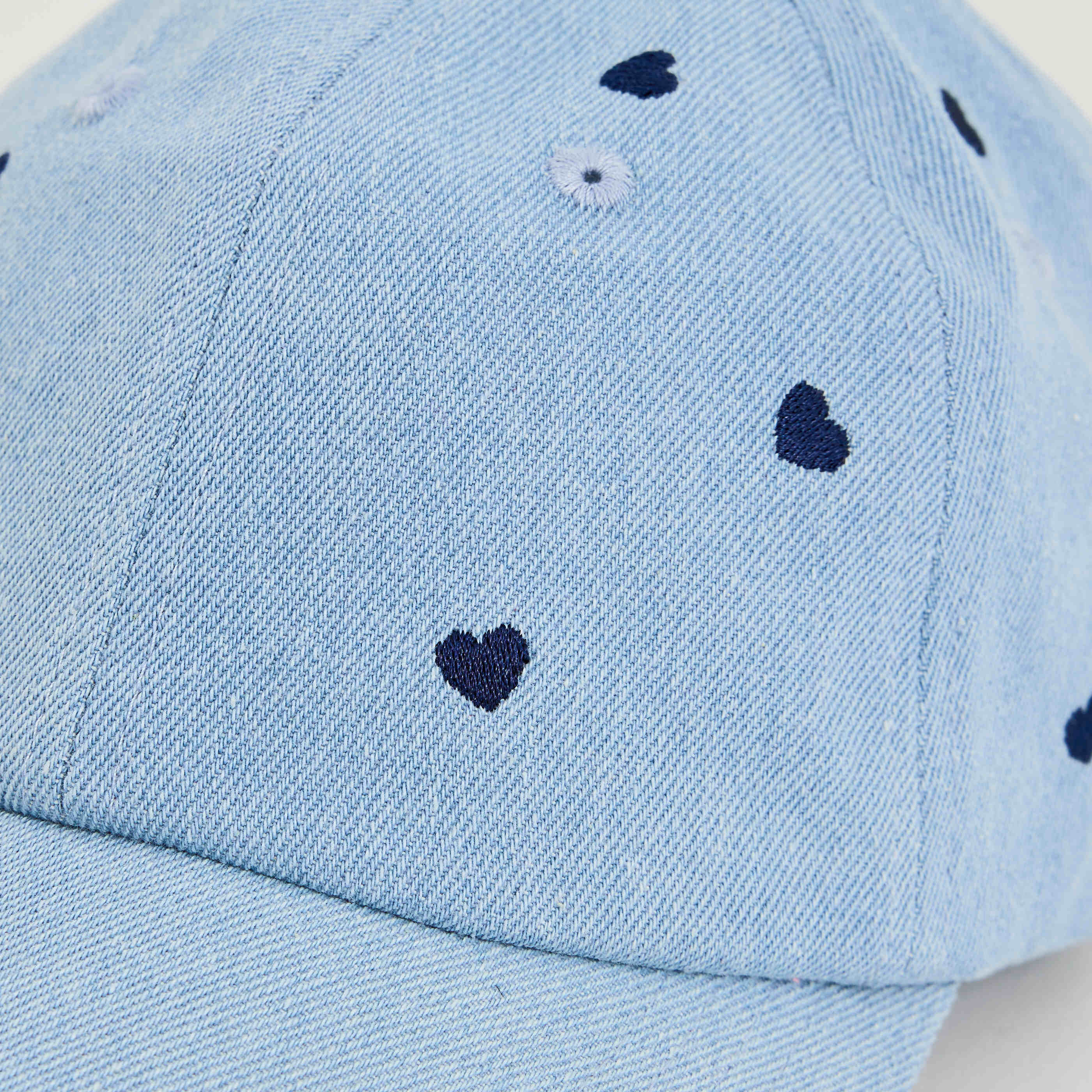 Casquette en jean c&oelig;urs brod&eacute;s femme