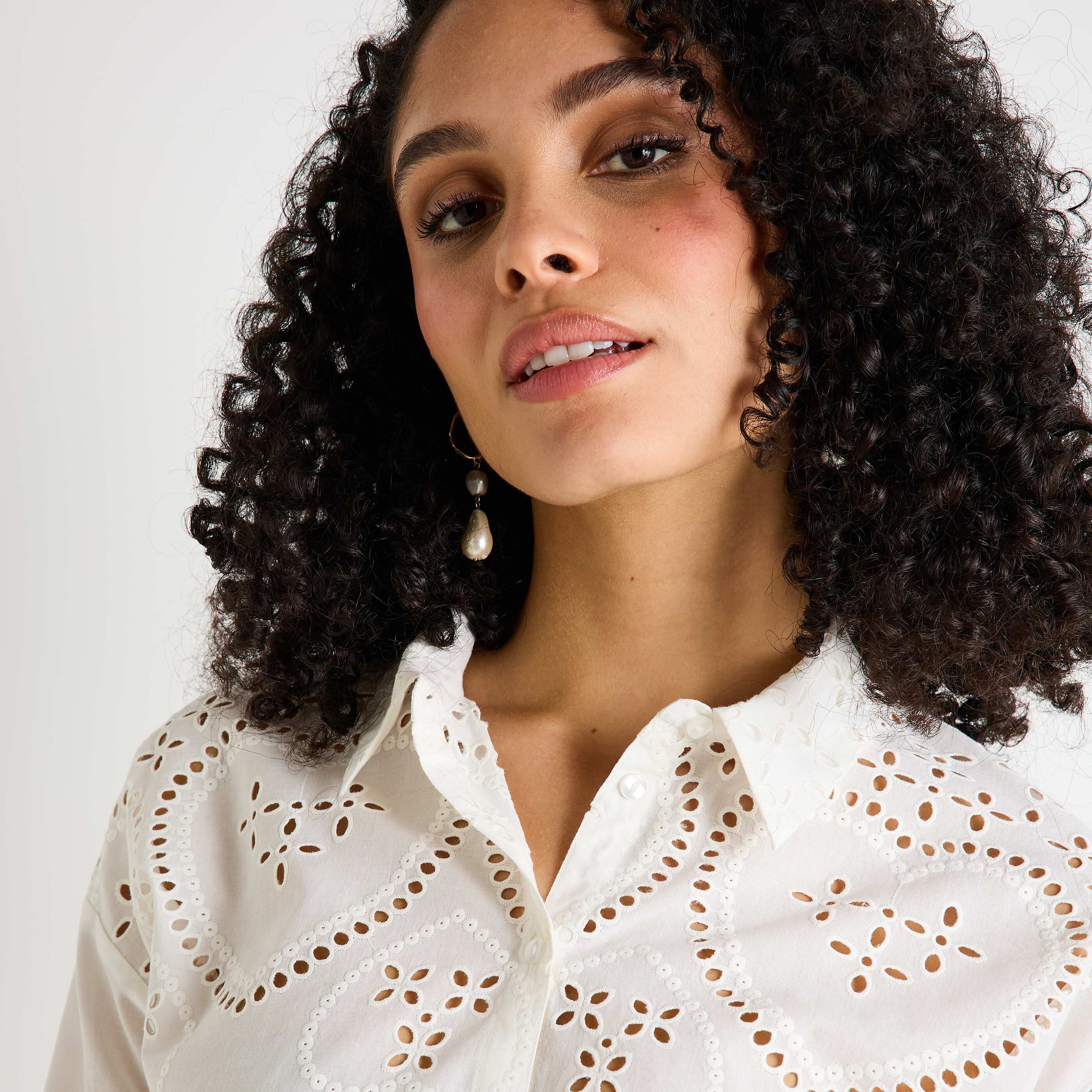 Chemise ajour&eacute;e femme