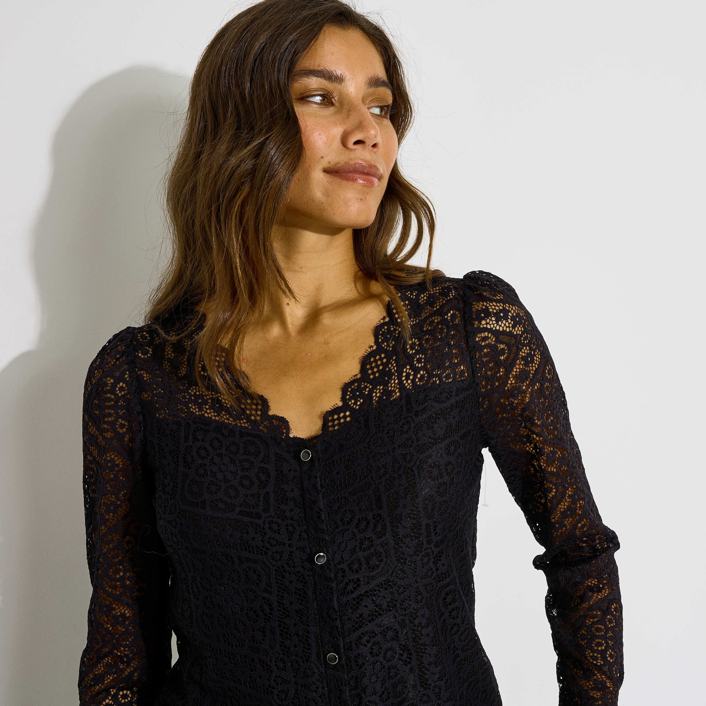 T-shirt col V ajour&eacute; femme