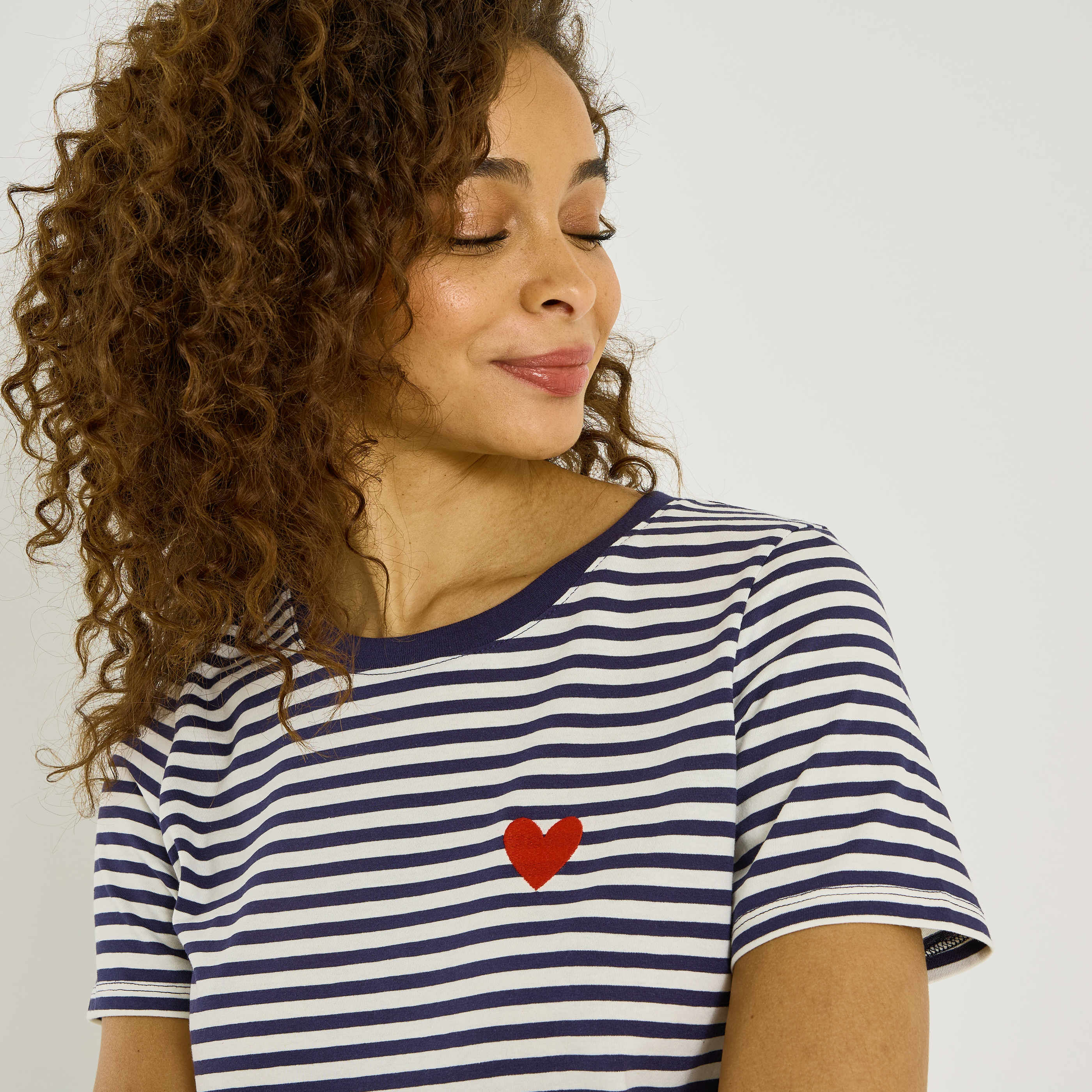 T-shirt ray&eacute; c&oelig;ur brod&eacute; femme