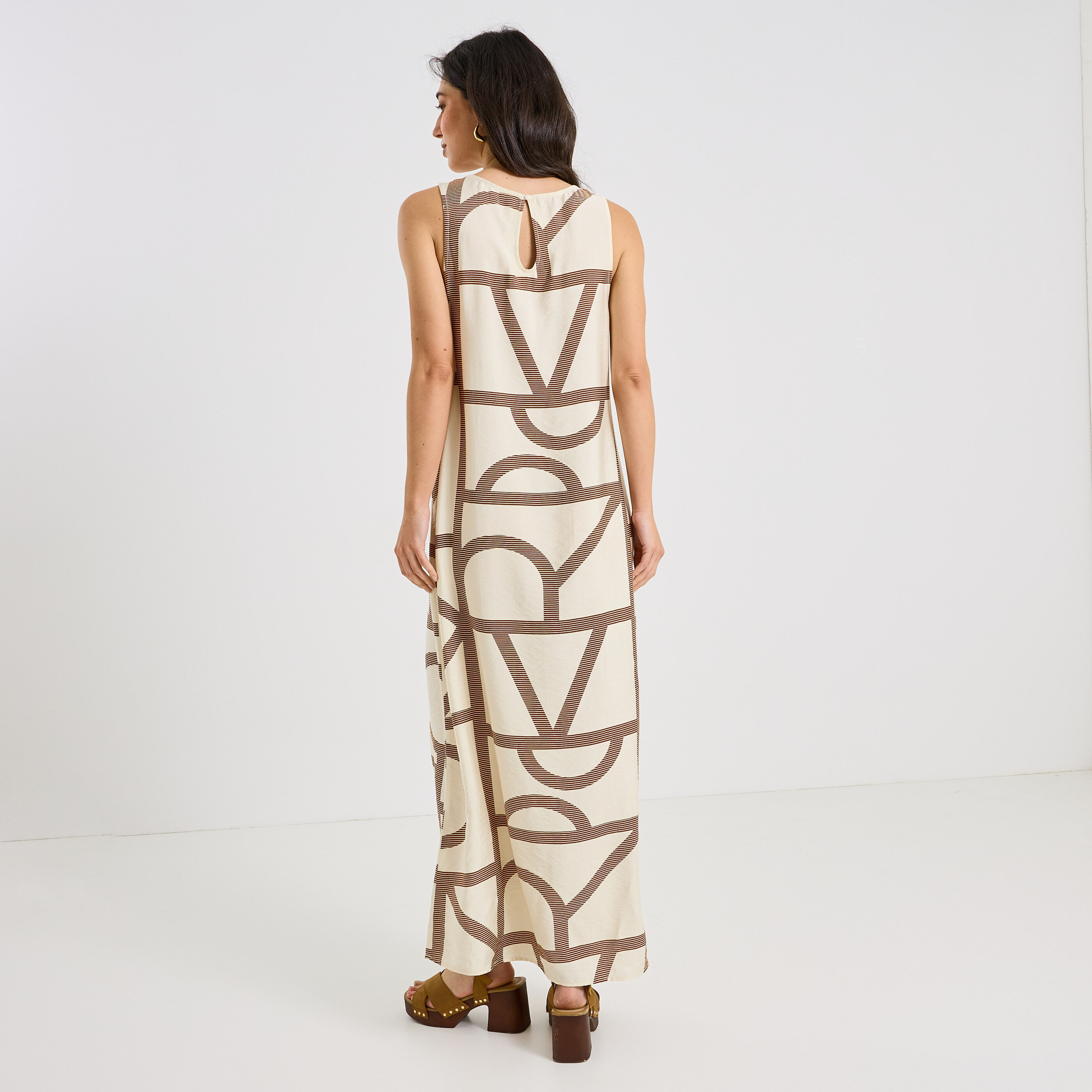 Robe longue fluide sans manches habill&eacute;e
