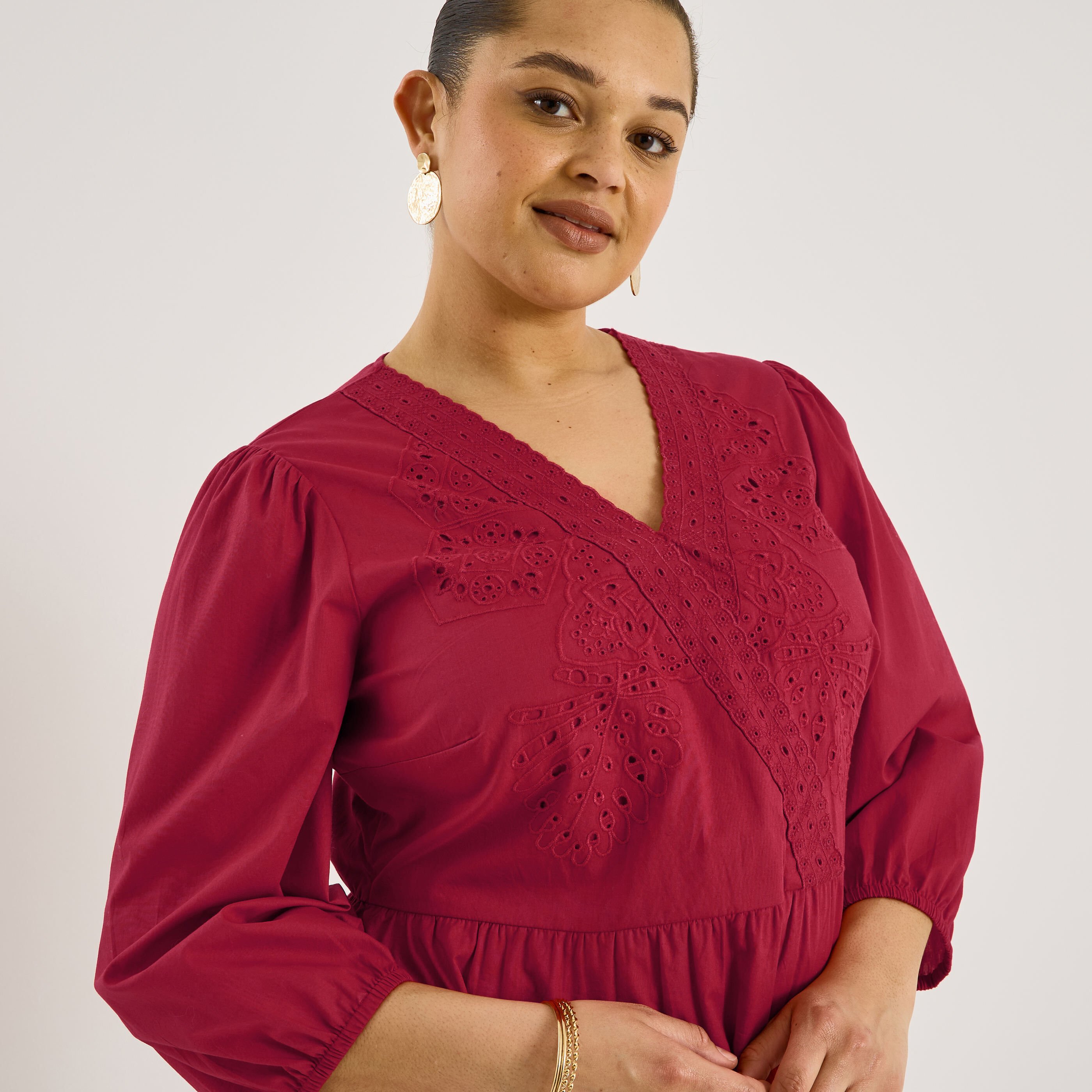 Robe courte broderie anglaise col V