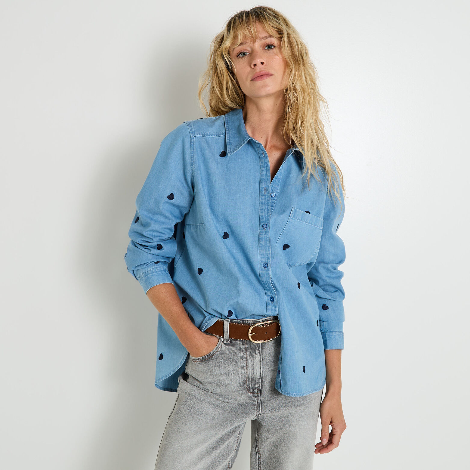 Chemise brodée en denim femme