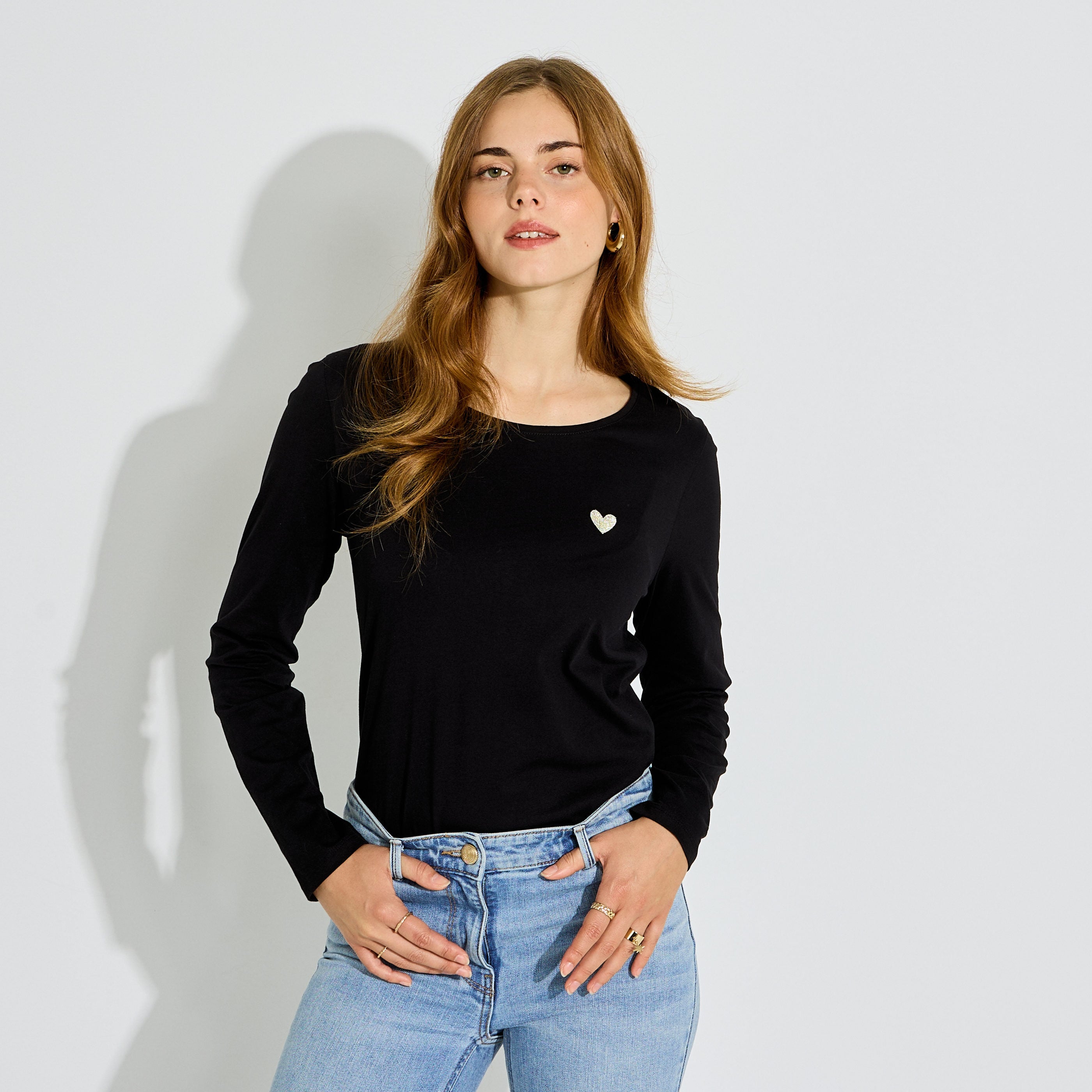 T-shirt uni avec c&oelig;ur brod&eacute; femme