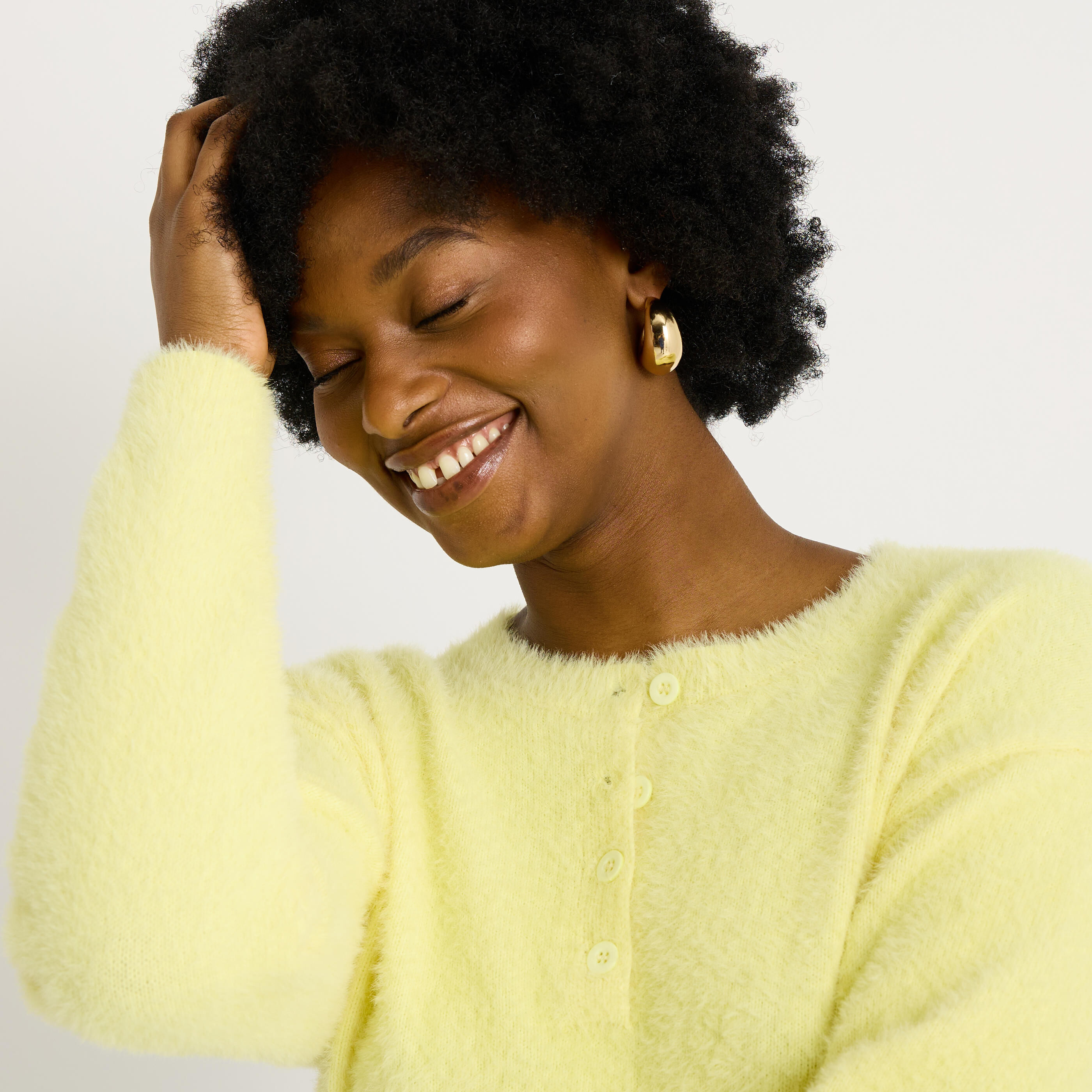 Pull fluffy col boutonn&eacute; femme