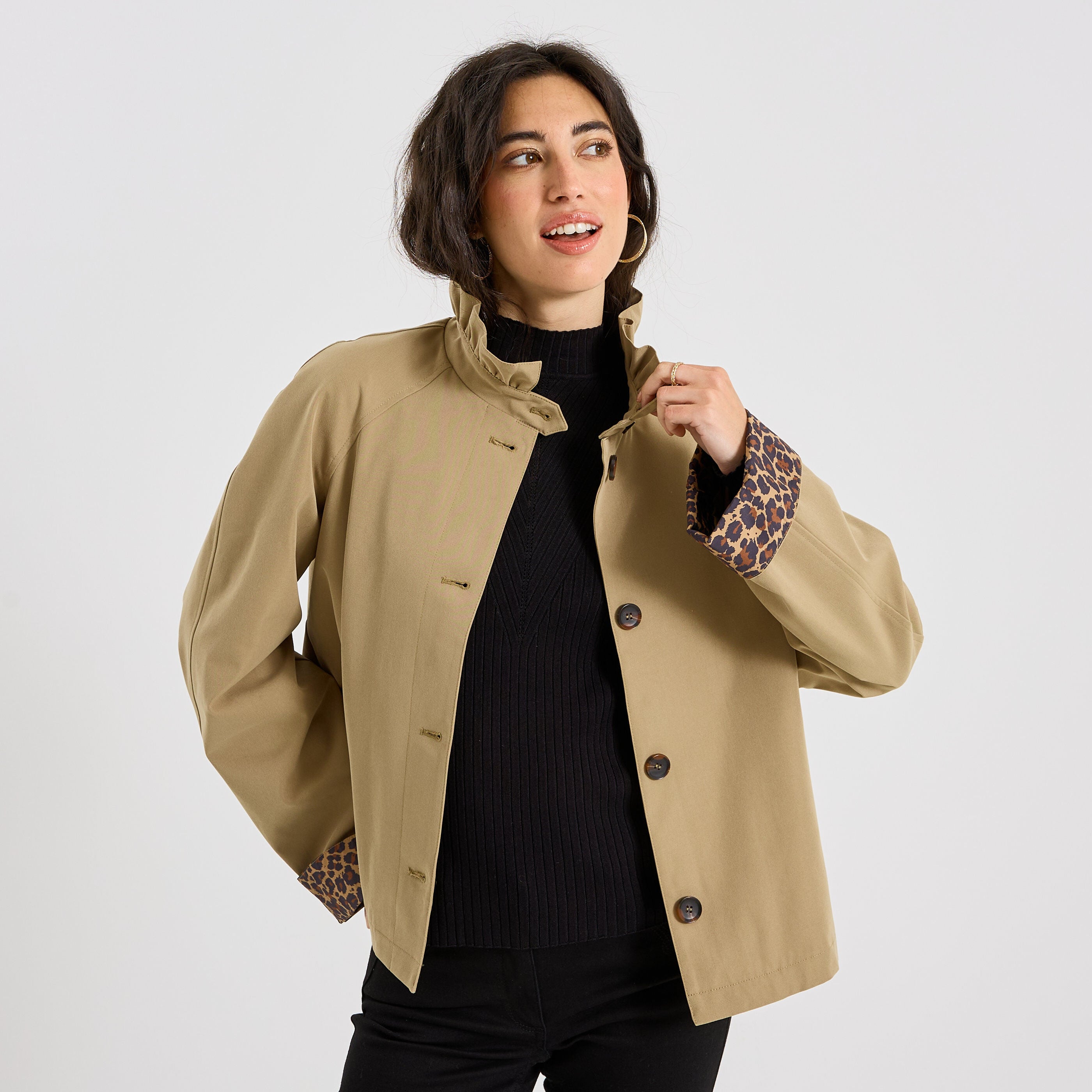 Trench court col montant femme
