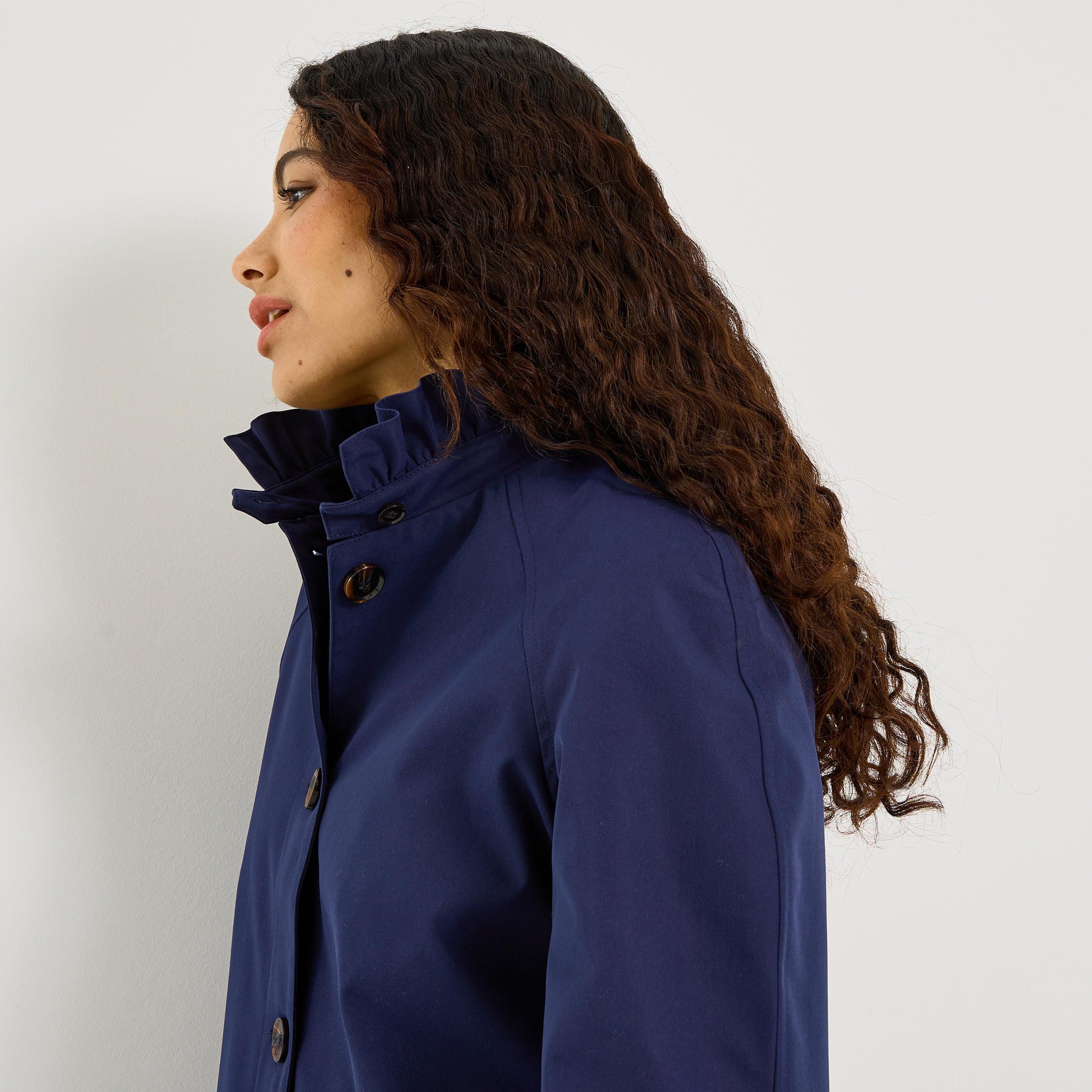 Trench court col montant femme