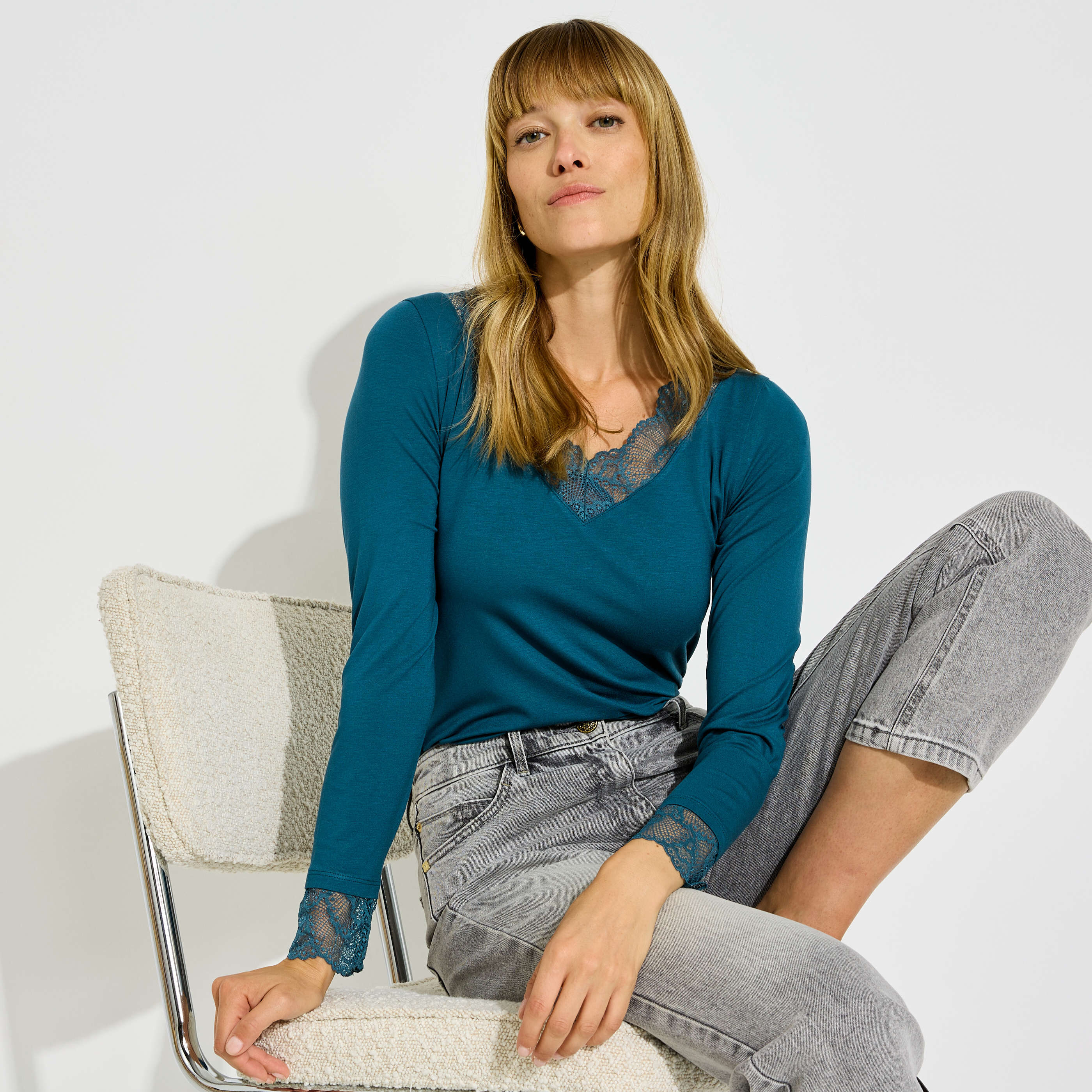 T-shirt col V ajour&eacute; femme