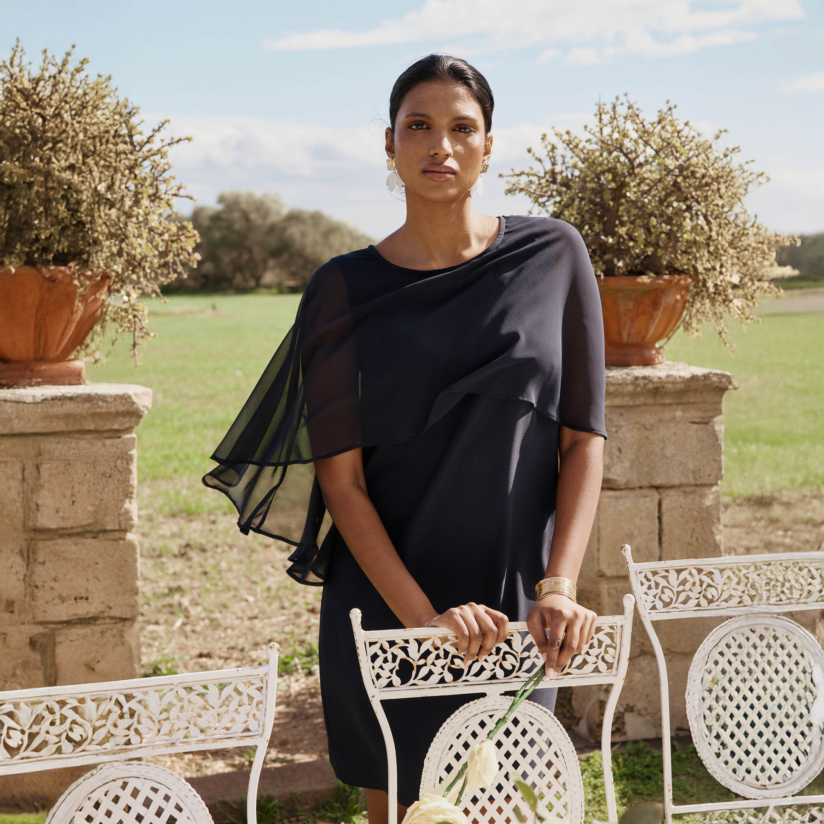 Robe courte habill&eacute;e cape voile