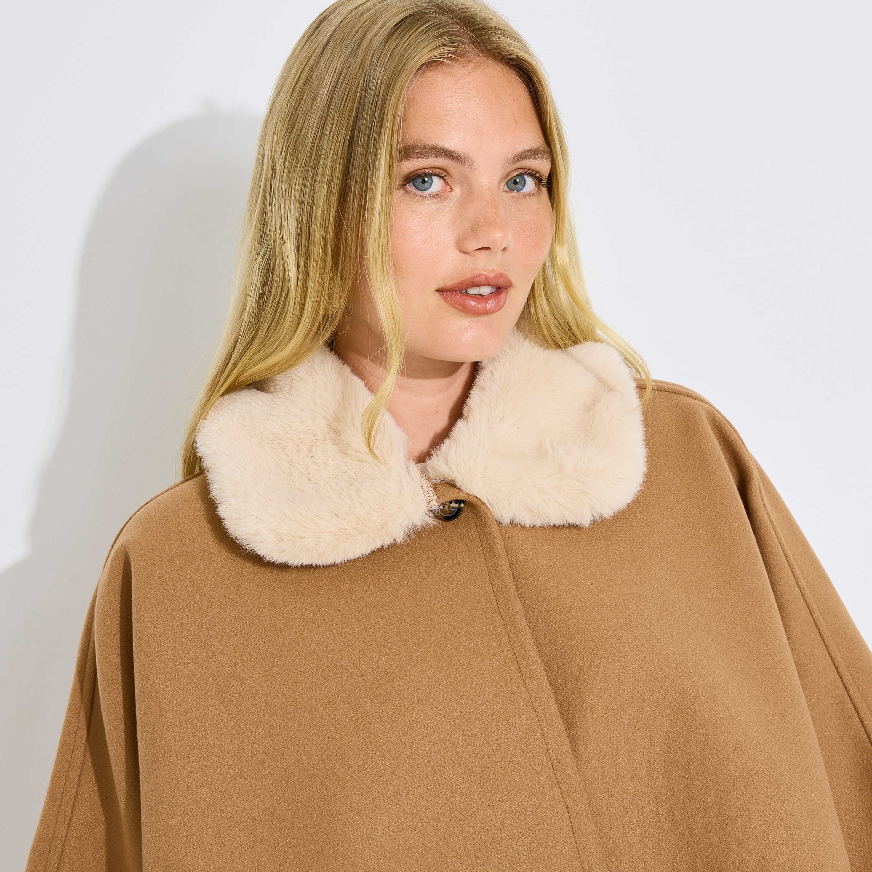 Poncho col fausse fourrure femme