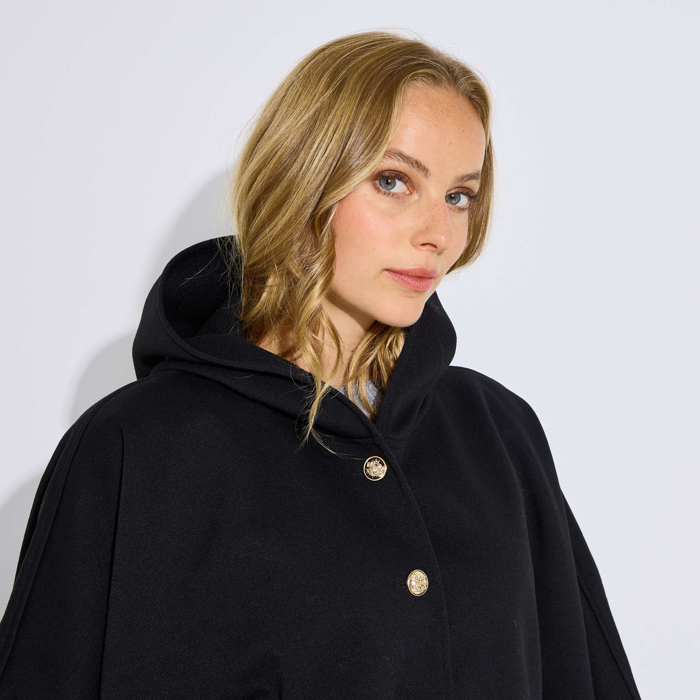 Poncho &agrave; capuche boutonn&eacute; femme