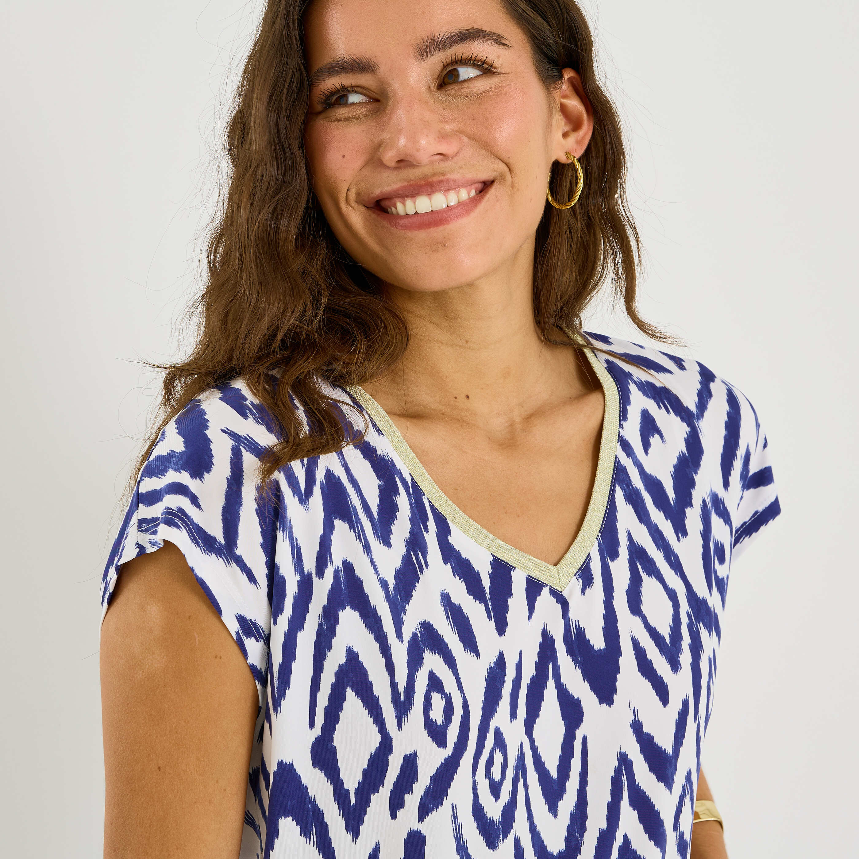 T-shirt col V imprim&eacute; ikat femme