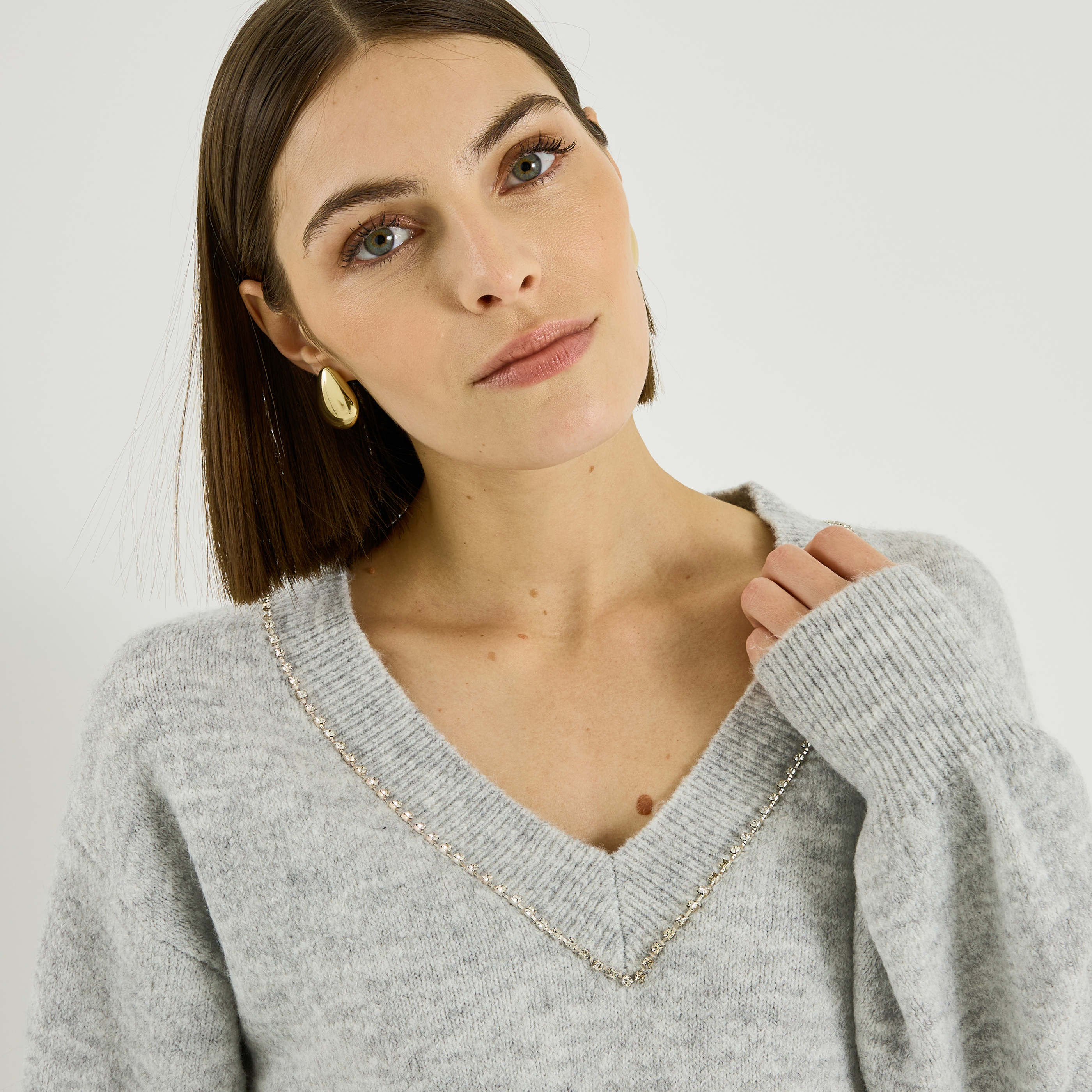 Pull col V &agrave; d&eacute;tails bijoux femme