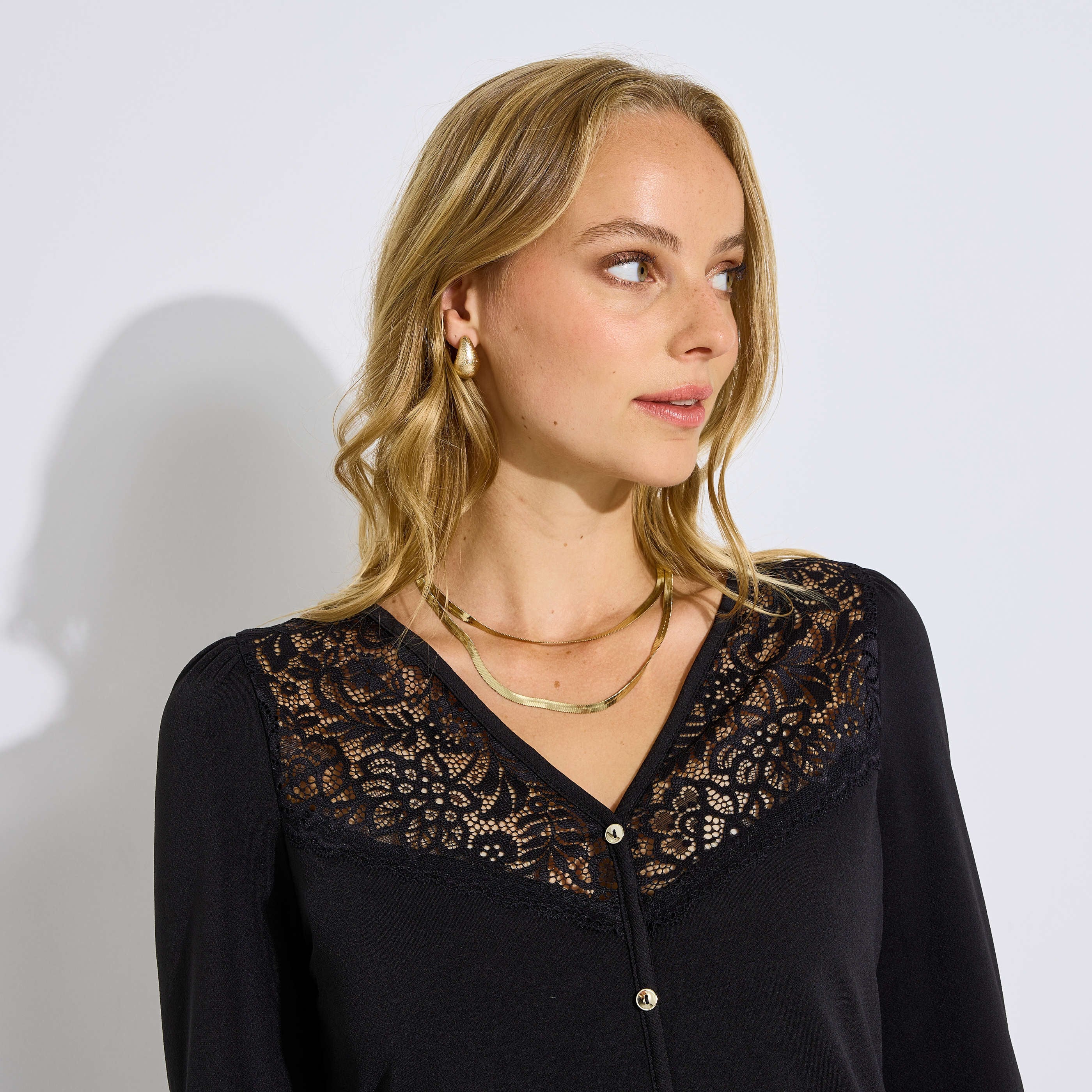 Blouse col V empi&egrave;cement ajour&eacute; femme