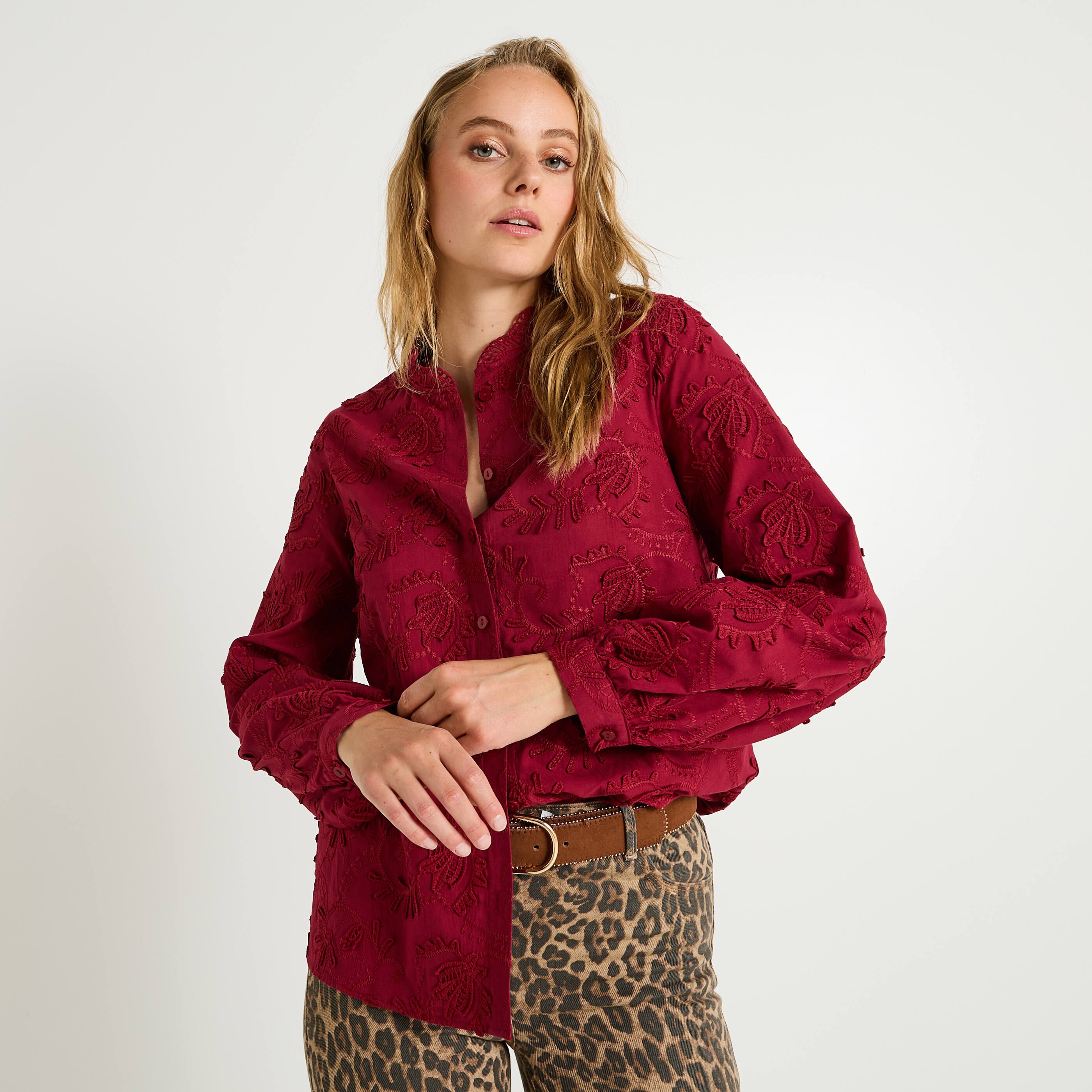Chemise brod&eacute;e &agrave; col montant femme