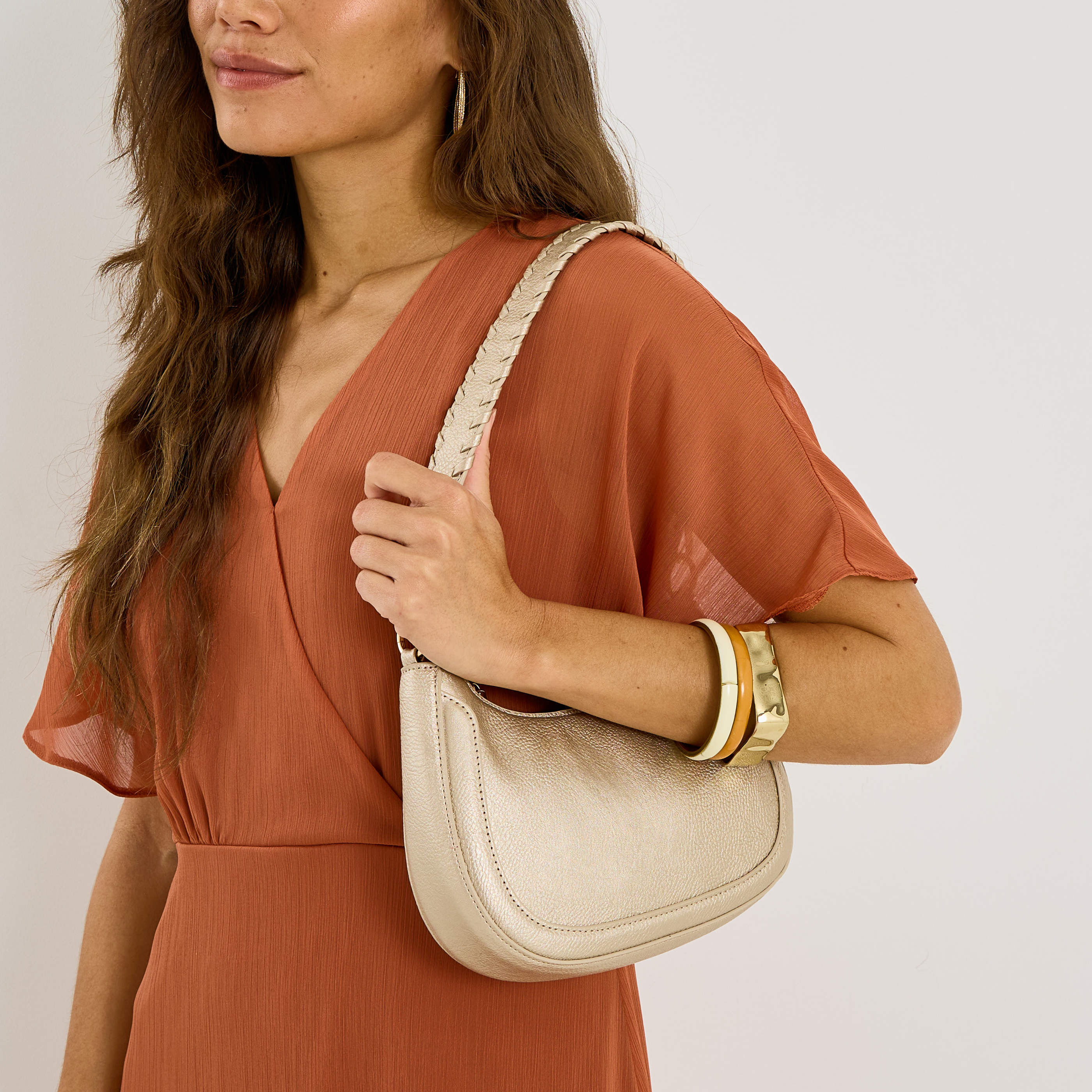 Sac demi-lune m&eacute;tallis&eacute; femme