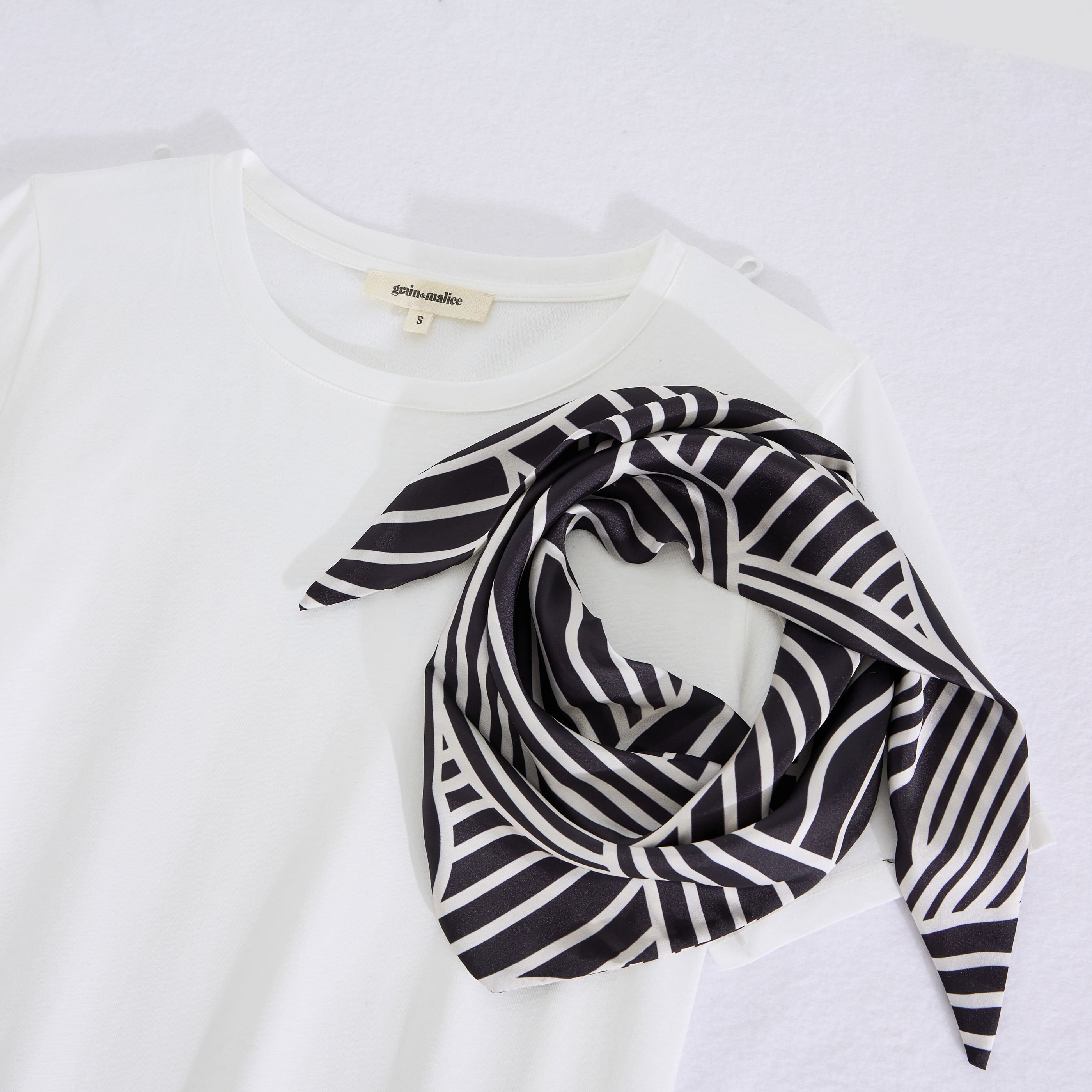 T-shirt col rond avec foulard femme