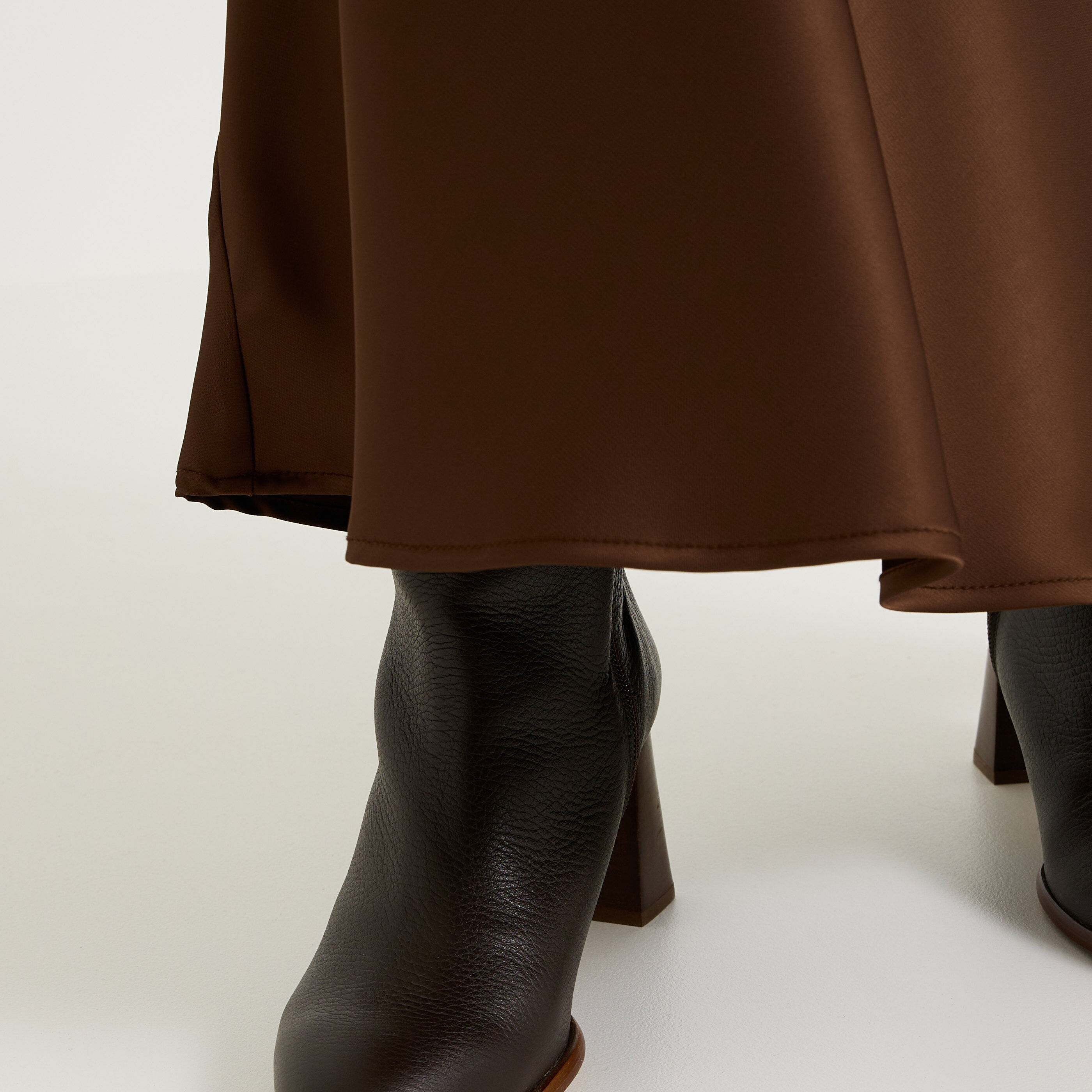 Jupe longue satin&eacute;e forme &eacute;vas&eacute;e