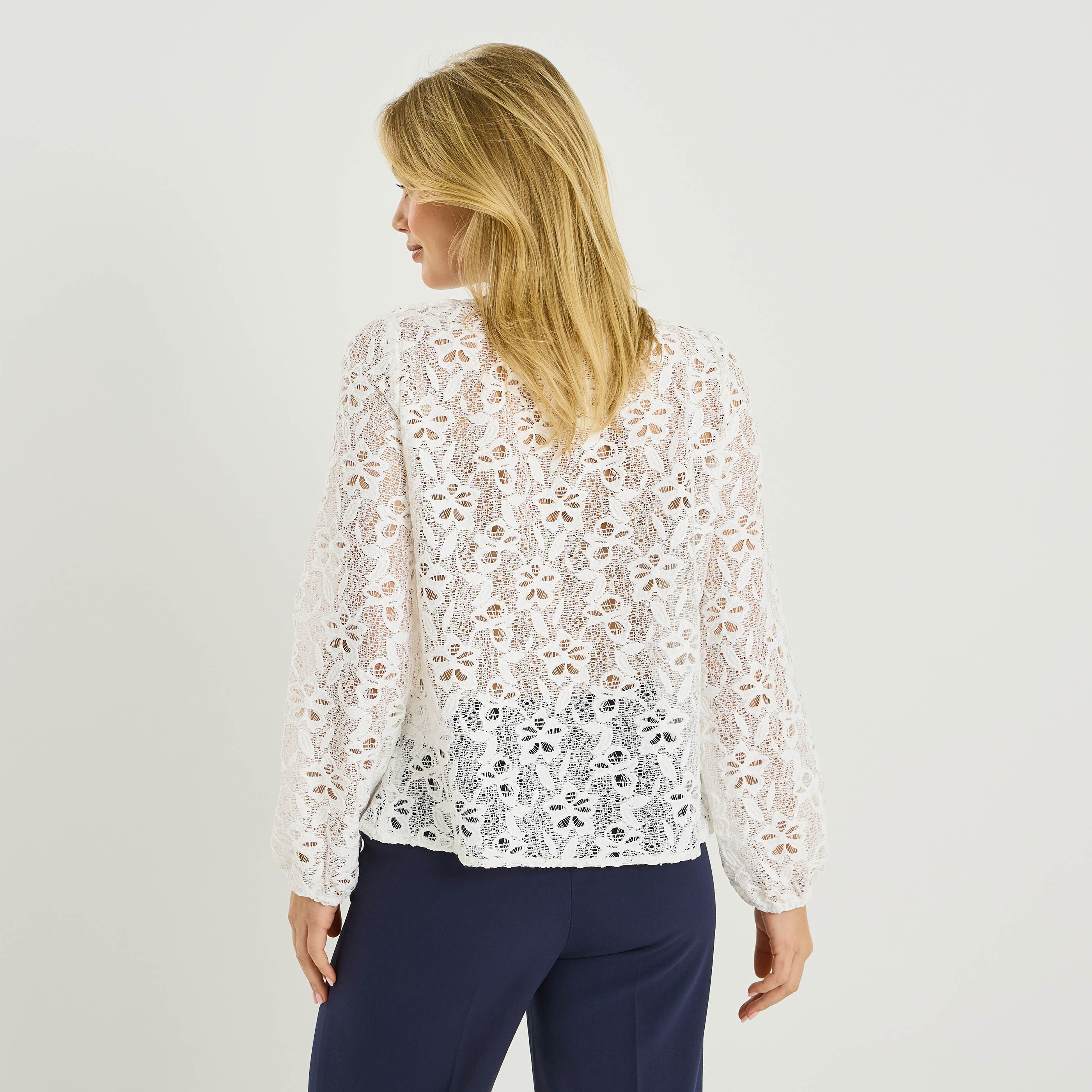 Blouse d&eacute;tails ajour&eacute;s femme