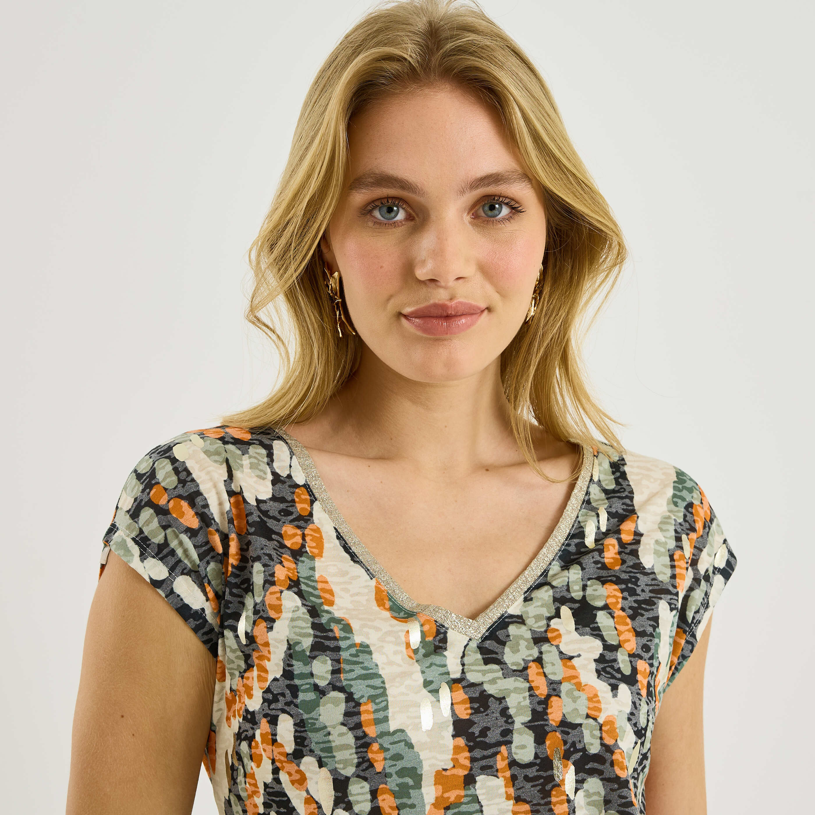 T-shirt col V imprim&eacute; abstrait femme