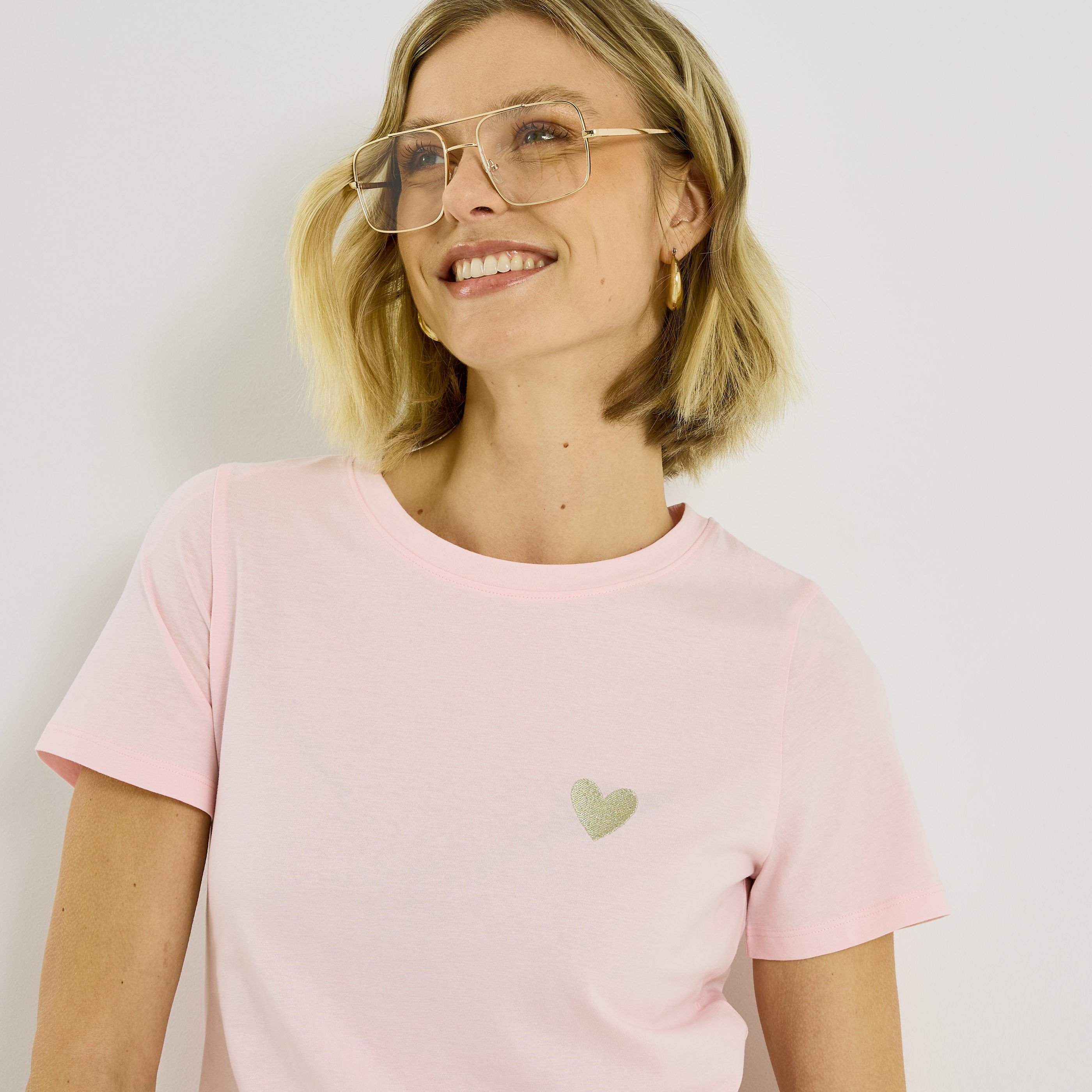 T-shirt col rond c&oelig;ur brod&eacute; femme