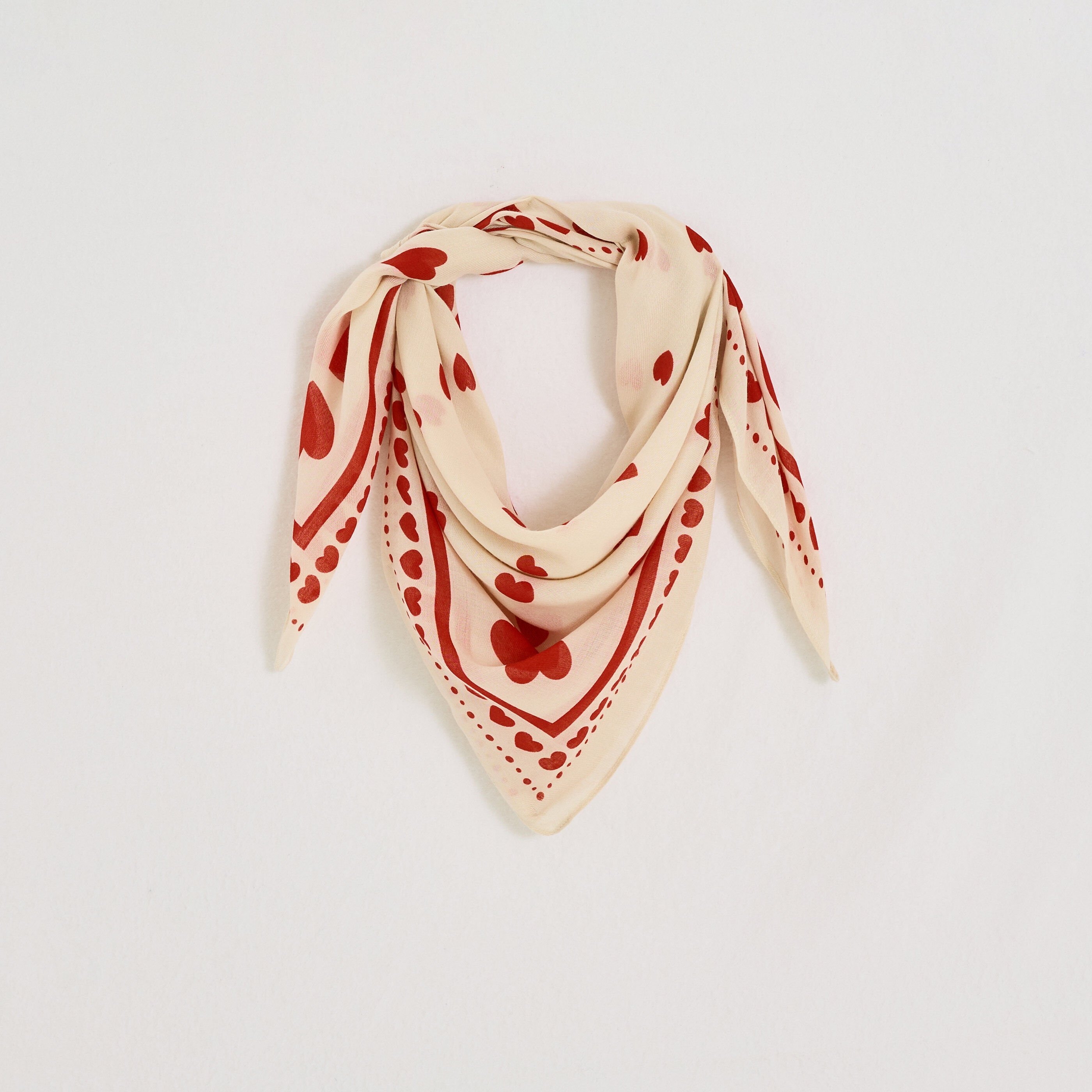 Foulard carr&eacute; motifs c&oelig;urs femme 
