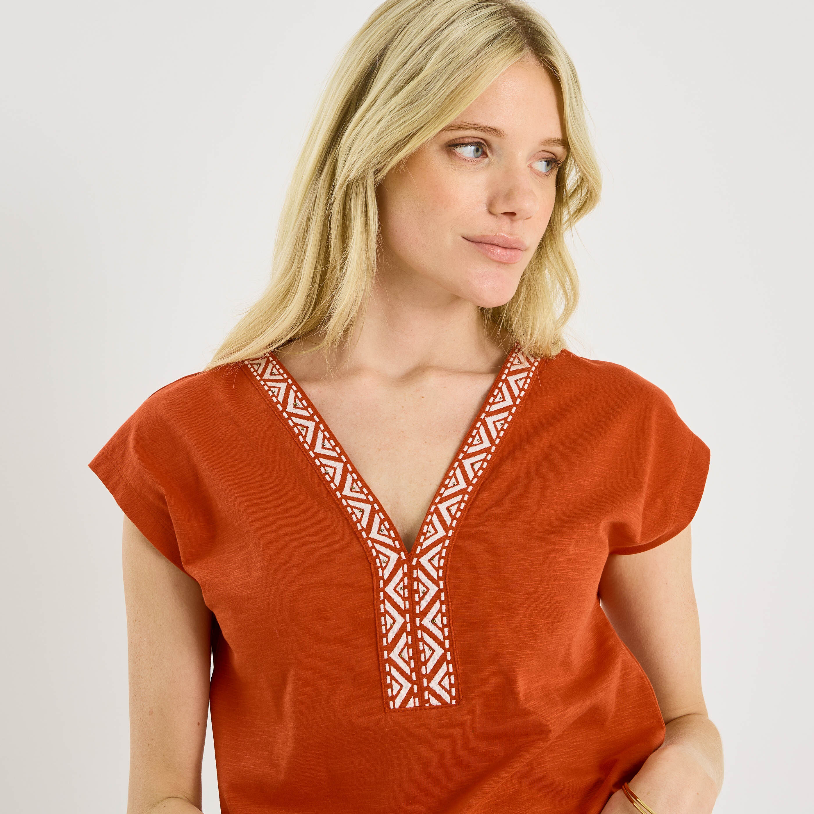 T-shirt col V broderie g&eacute;om&eacute;trique femme