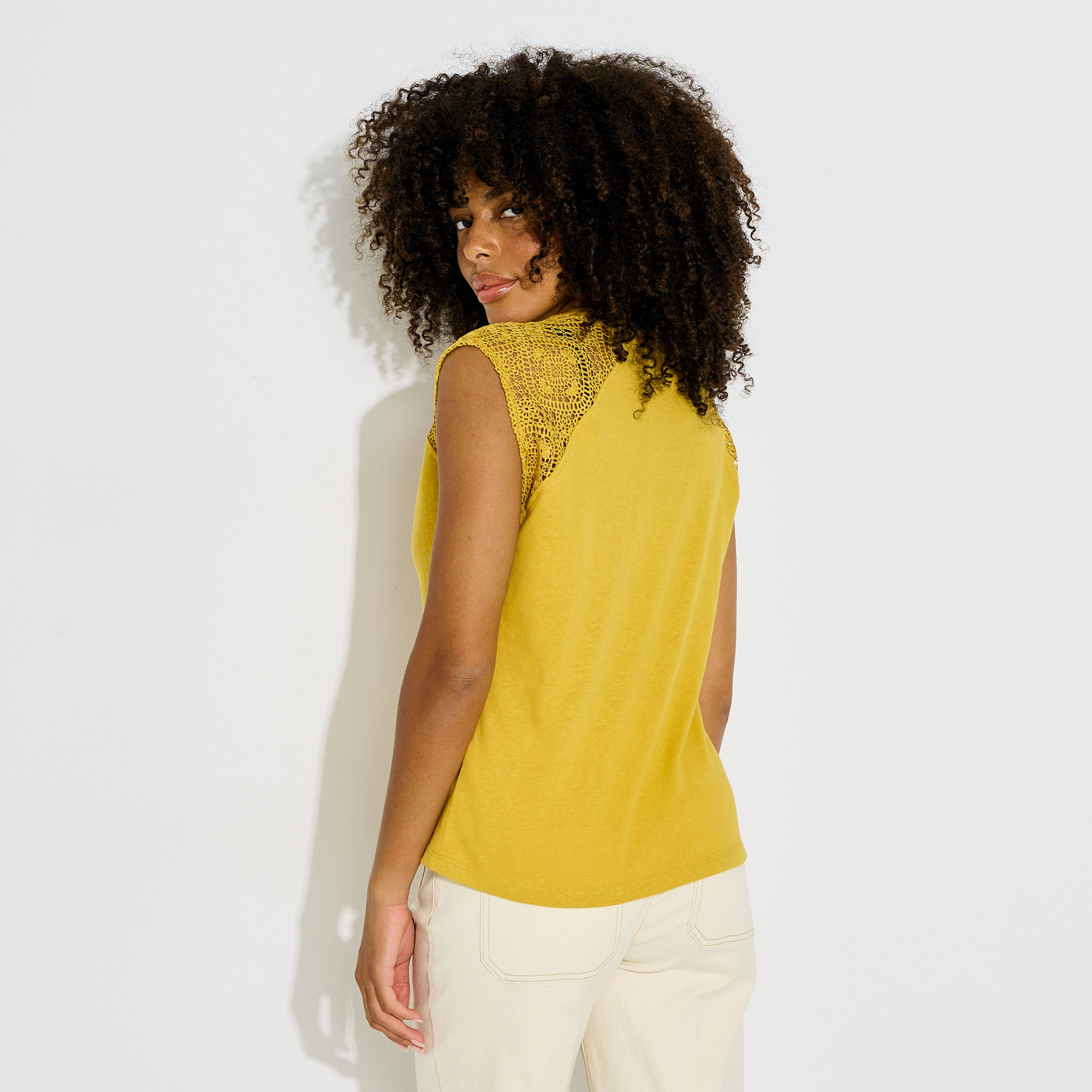 T-shirt uni &agrave; guipure femme