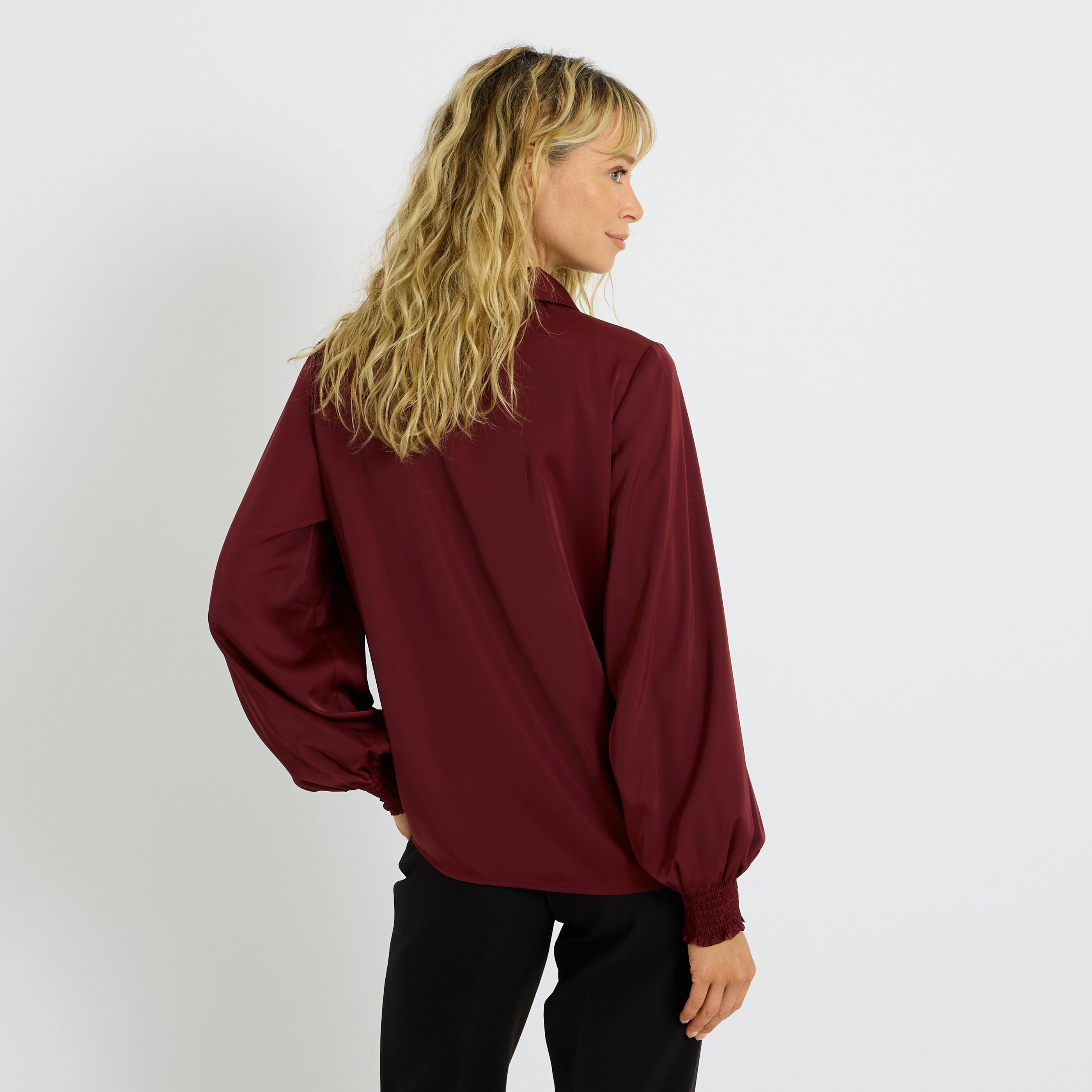Chemise satin&eacute;e et boutons bijoux femme