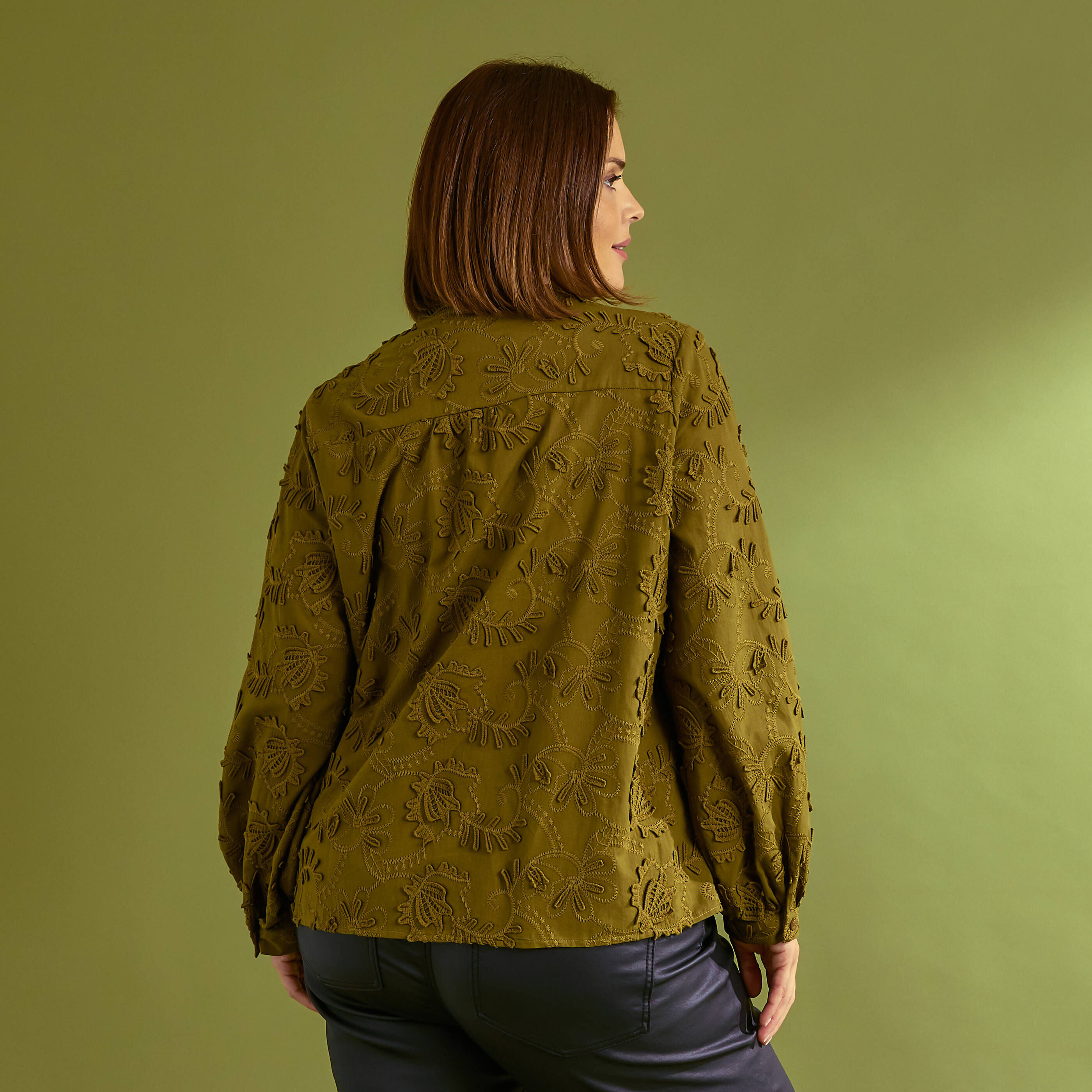 Chemise brod&eacute;e &agrave; col montant femme