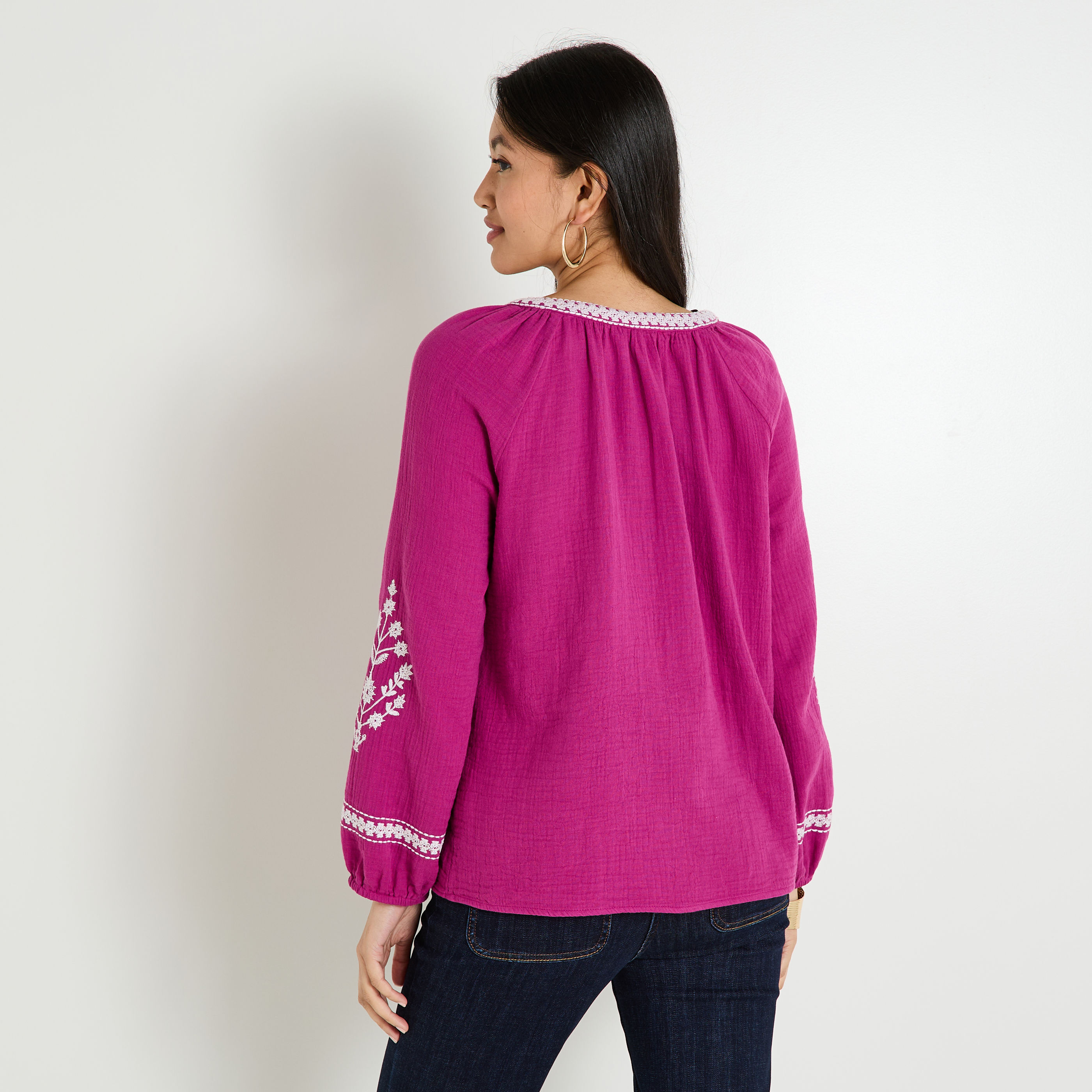 Blouse col V brod&eacute;e femme