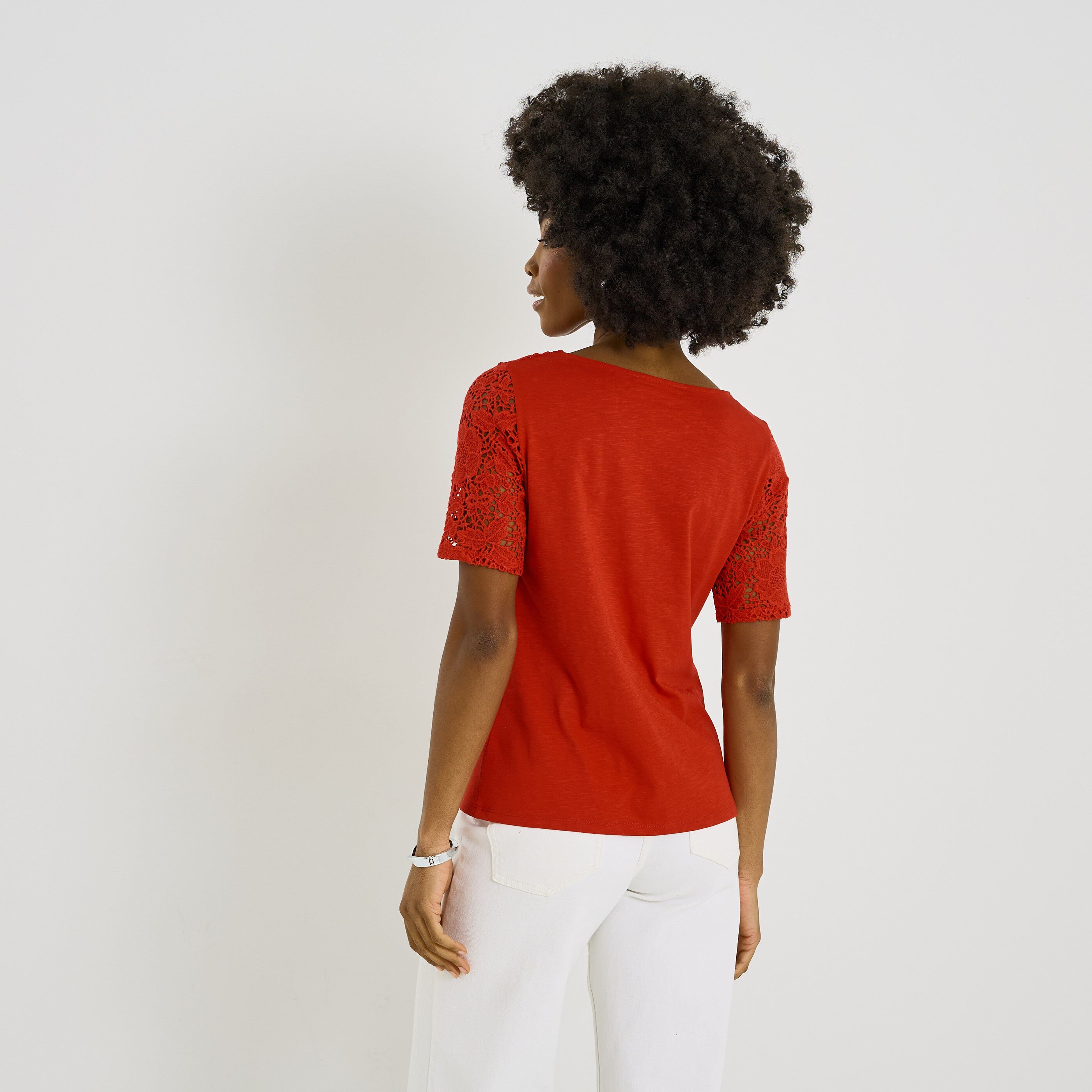 T-shirt d&eacute;tails ajour&eacute;s femme